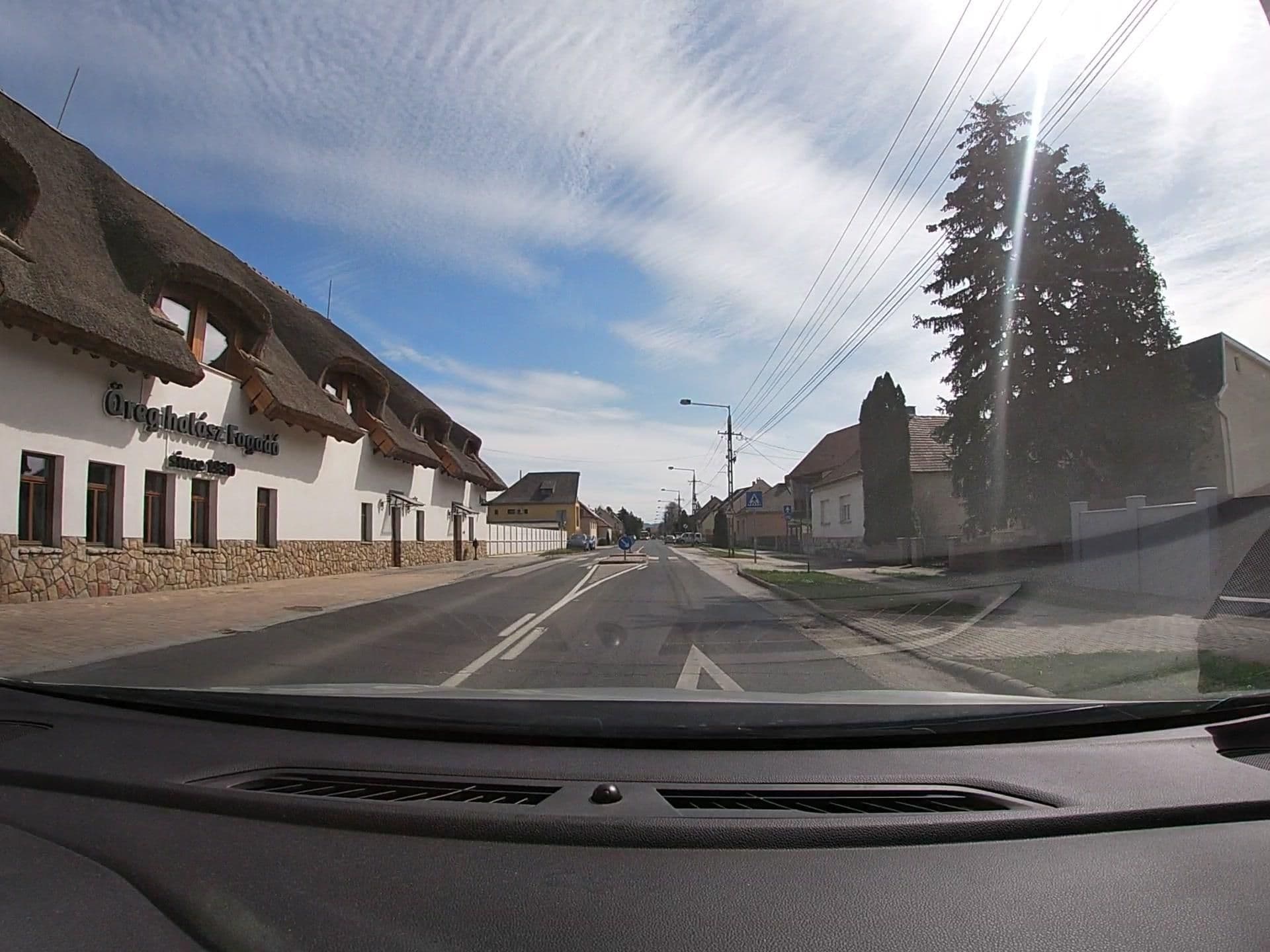 Street view near Öreg Halász Hotel és Étterem, Tát — © vst (CC BY-SA · Mapillary)