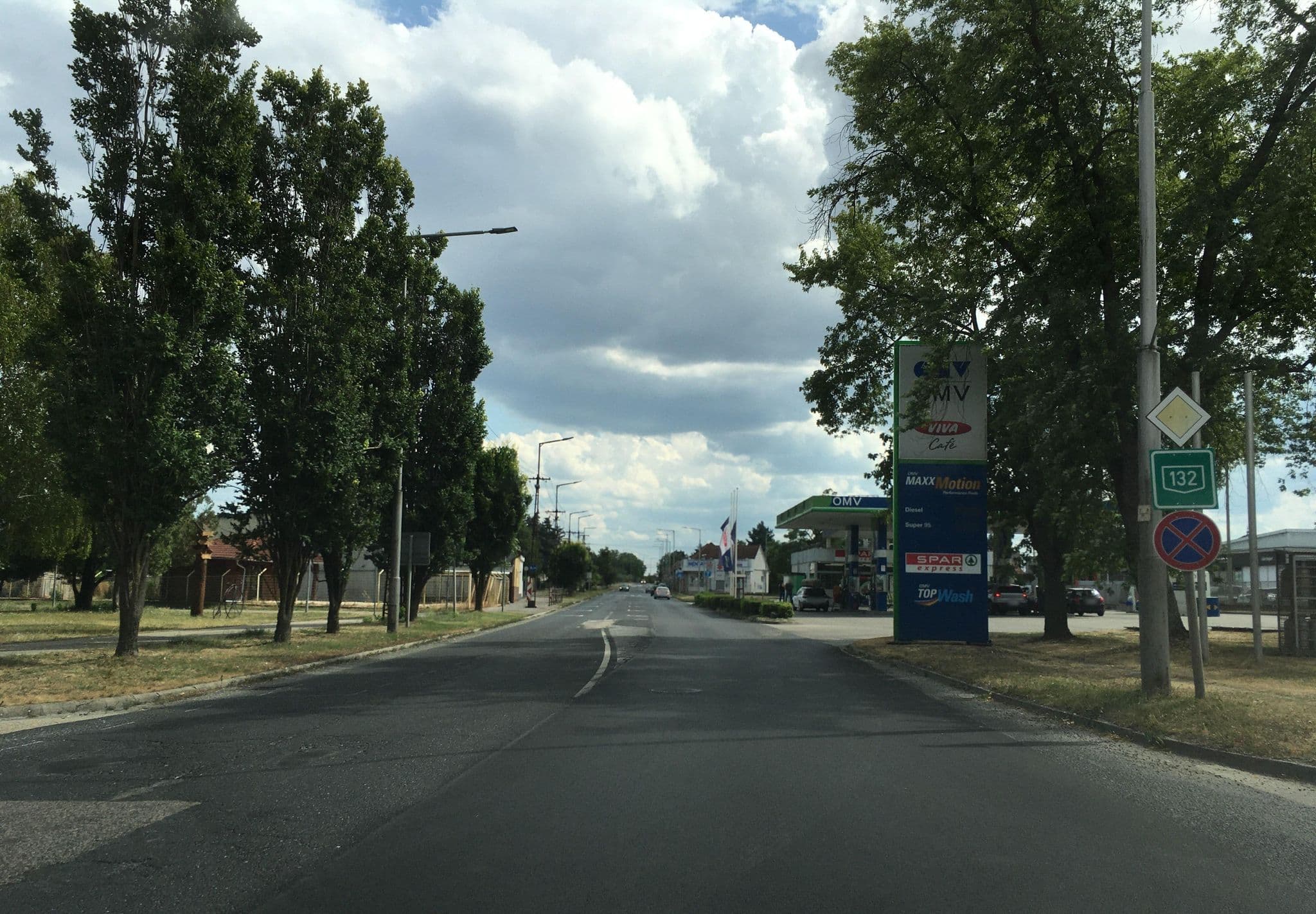 Street view near KEM & ROM Kft. Duna Hotel & Étterem, Komárom — © istefanos (CC BY-SA · Mapillary)