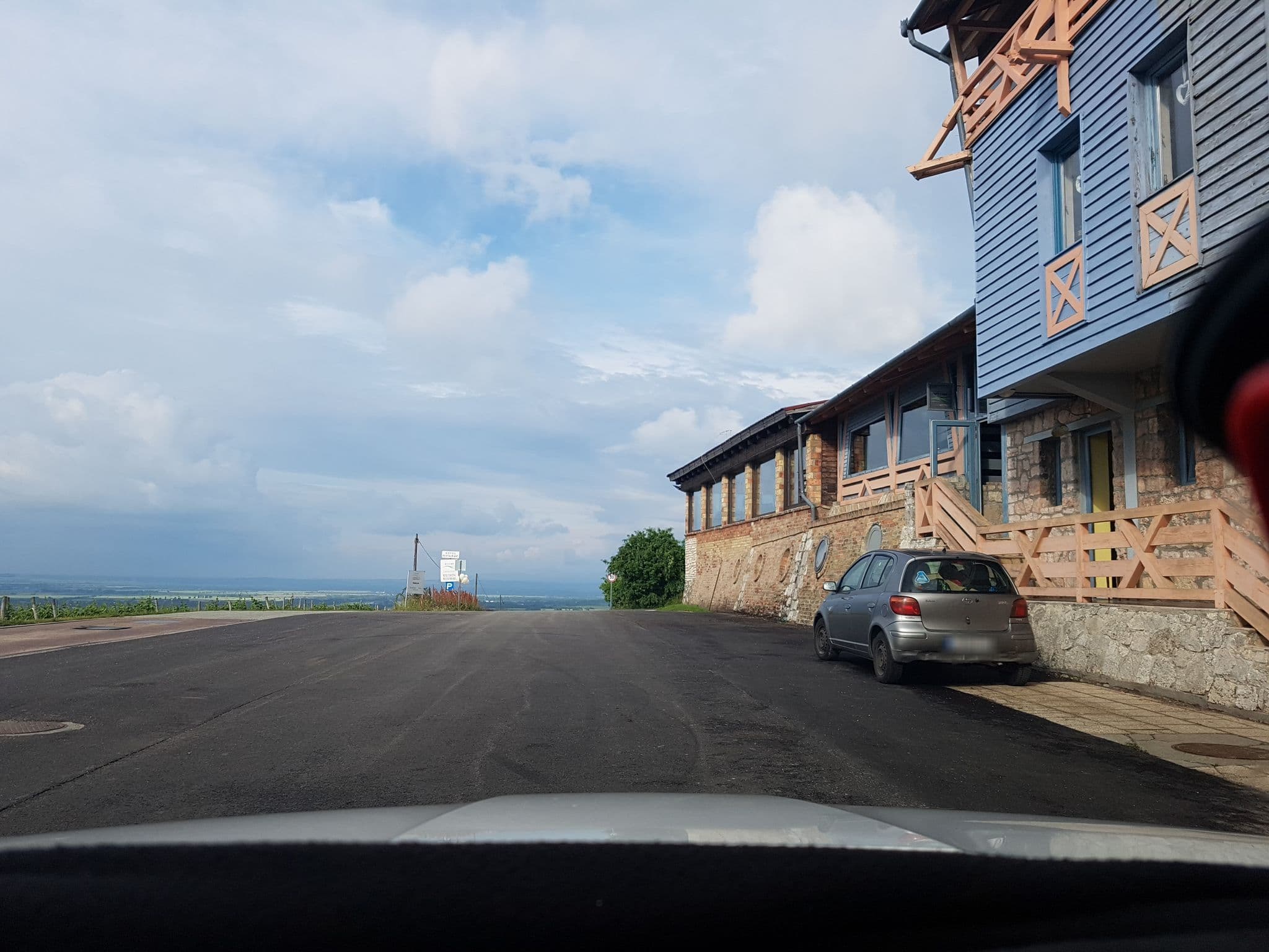 Street view near Hilltop Borhotel és Étterem, Neszmély — © grin (CC BY-SA · Mapillary)