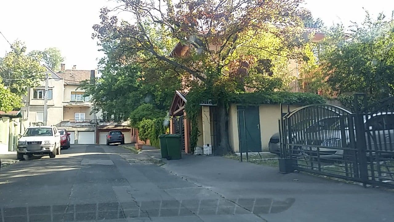 Street view near Kis Gellert, Naphegy — © utvonalfelmeresek (CC BY-SA · Mapillary)
