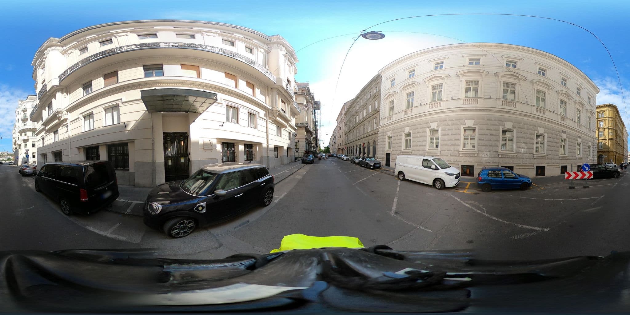 Street view near MushRooms, Lipótváros — © grozsa11 (CC BY-SA · Mapillary)