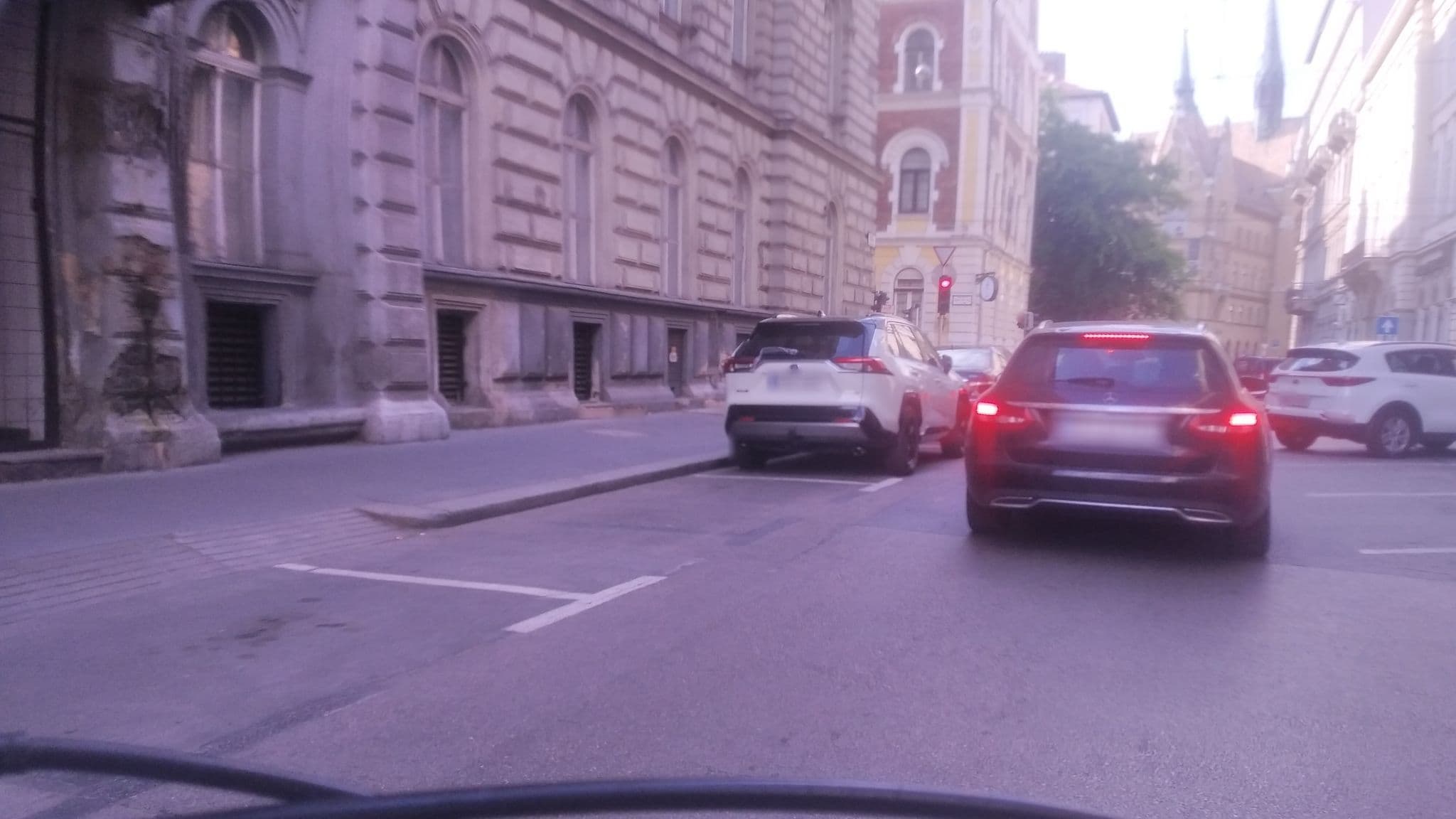 Street view near Smart Luxury Hostel, Lipótváros — © grozsa11 (CC BY-SA · Mapillary)