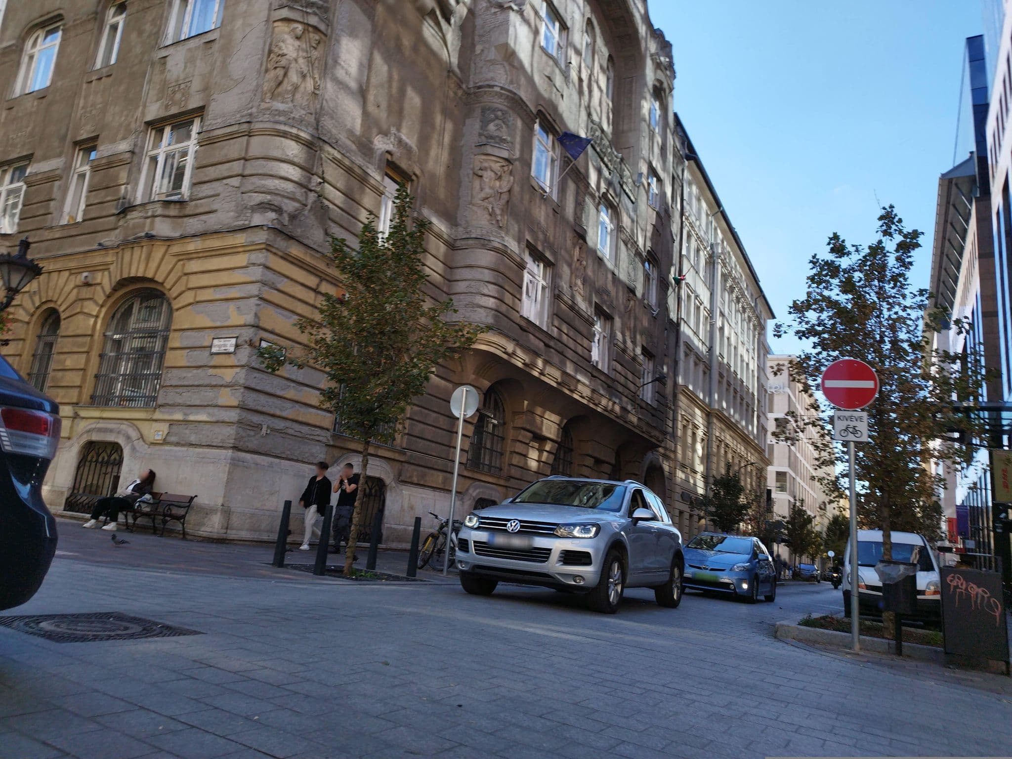 Street view near Essential Hostel, Lipótváros — © grozsa11 (CC BY-SA · Mapillary)