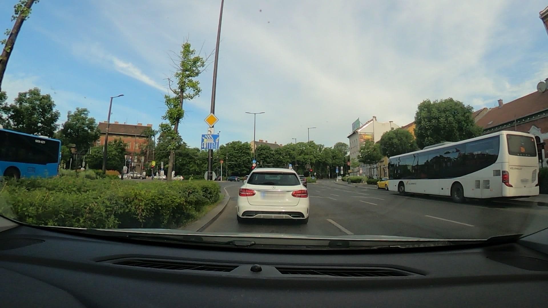 Street view near Mimi Hotel Budapest, Országút — © vst (CC BY-SA · Mapillary)