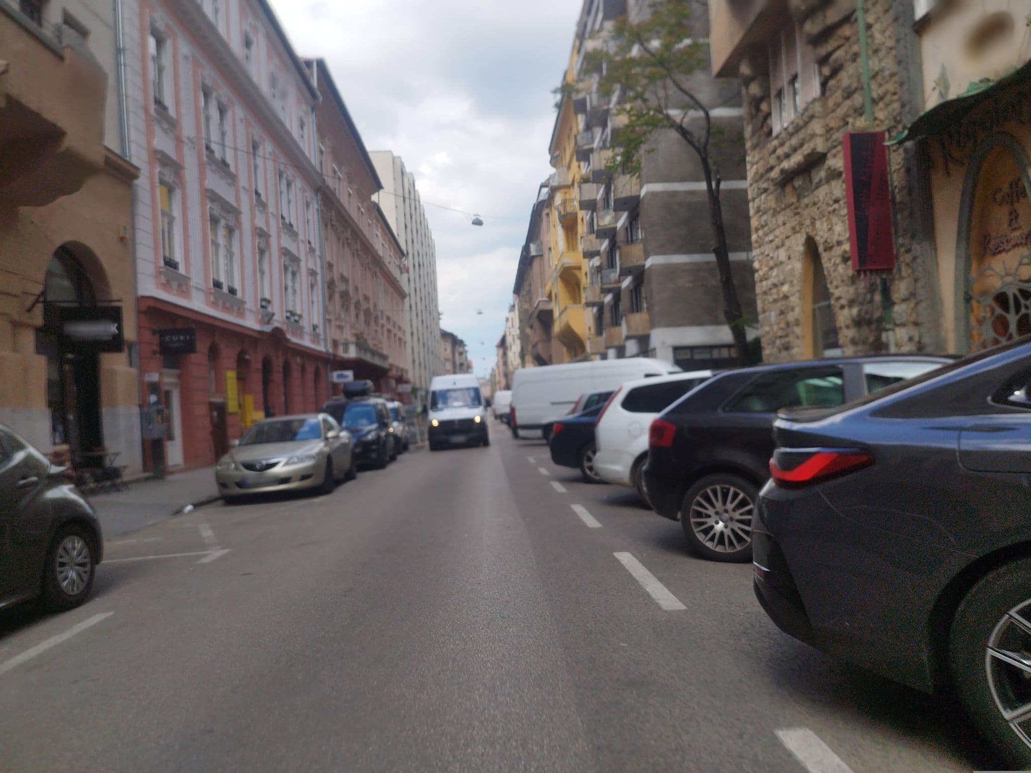 Street view near Evergreen Budapest Bed & Breakfast and Guest House, Újlipótváros — © grozsa11 (CC BY-SA · Mapillary)