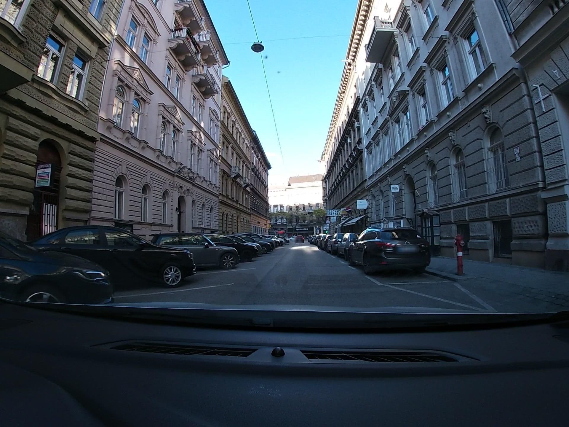 Street view near Apartman 4 You Westend, Újlipótváros — © vst (CC BY-SA · Mapillary)