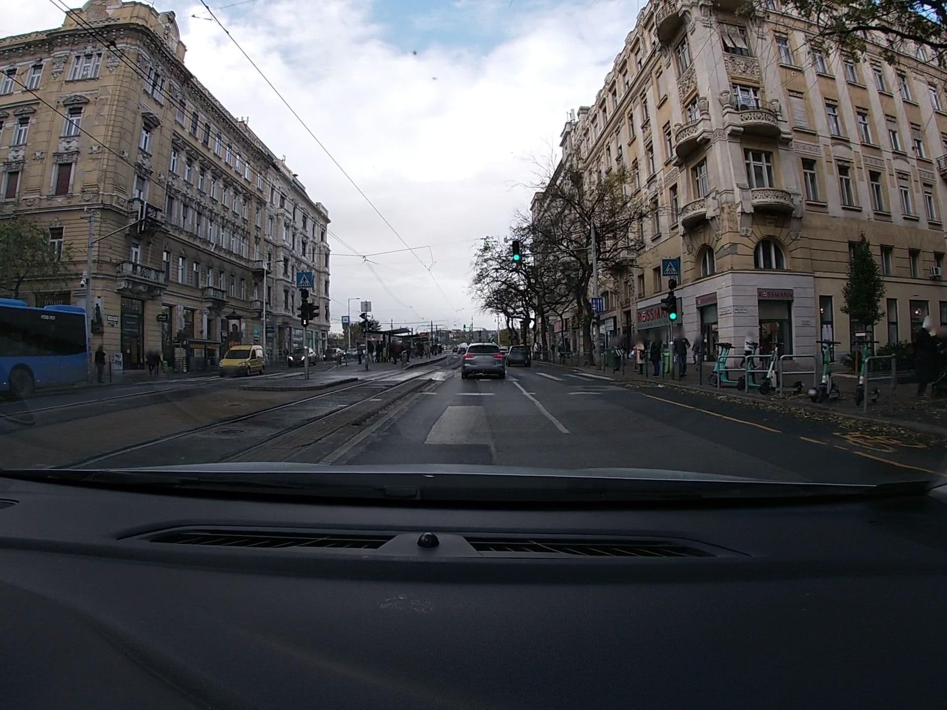 Street view near The Bachelorbar Deluxe, Újlipótváros — © vst (CC BY-SA · Mapillary)
