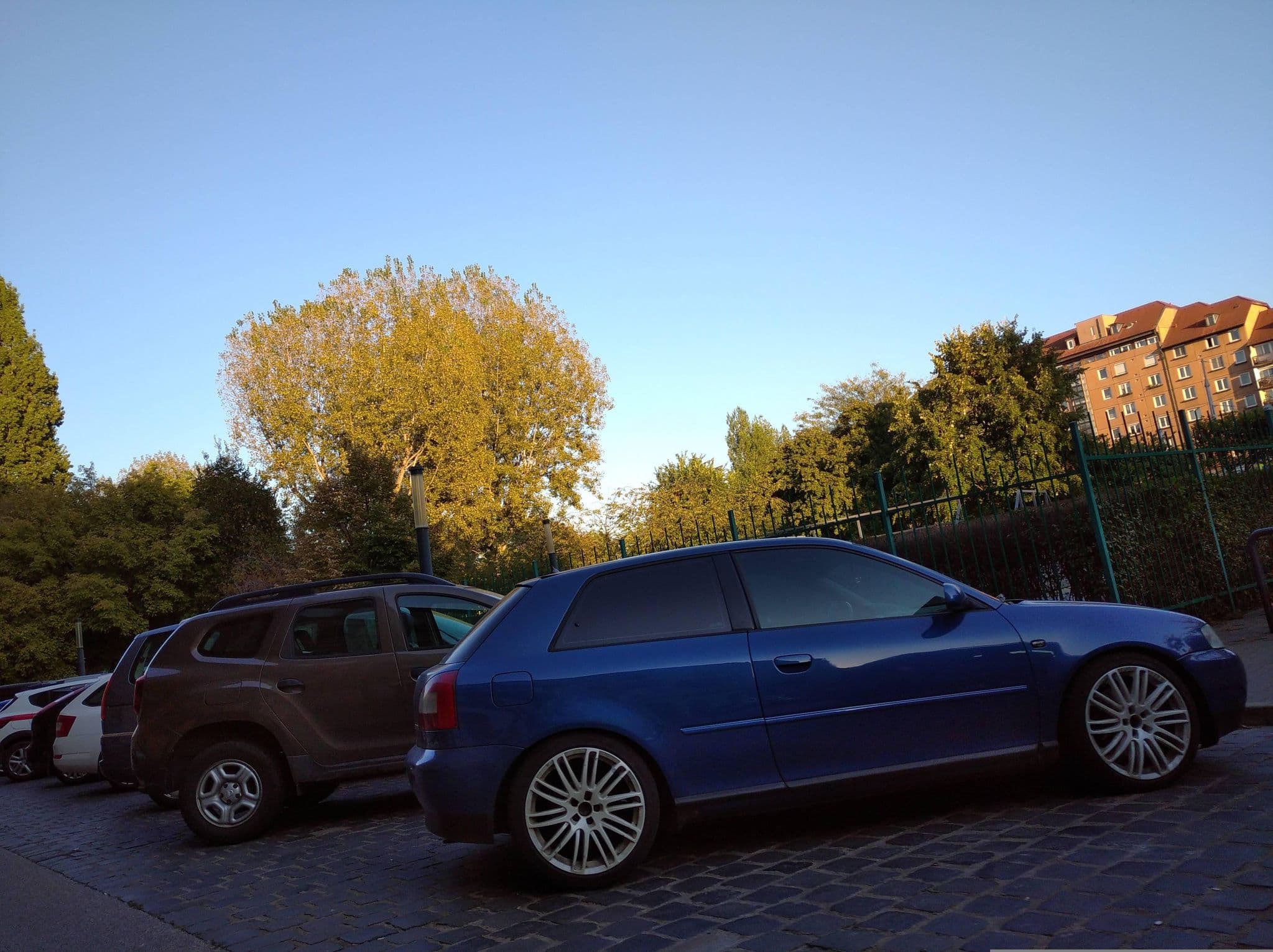 Street view near Red & Gold Apartment, Magdolnanegyed — © grozsa11 (CC BY-SA · Mapillary)