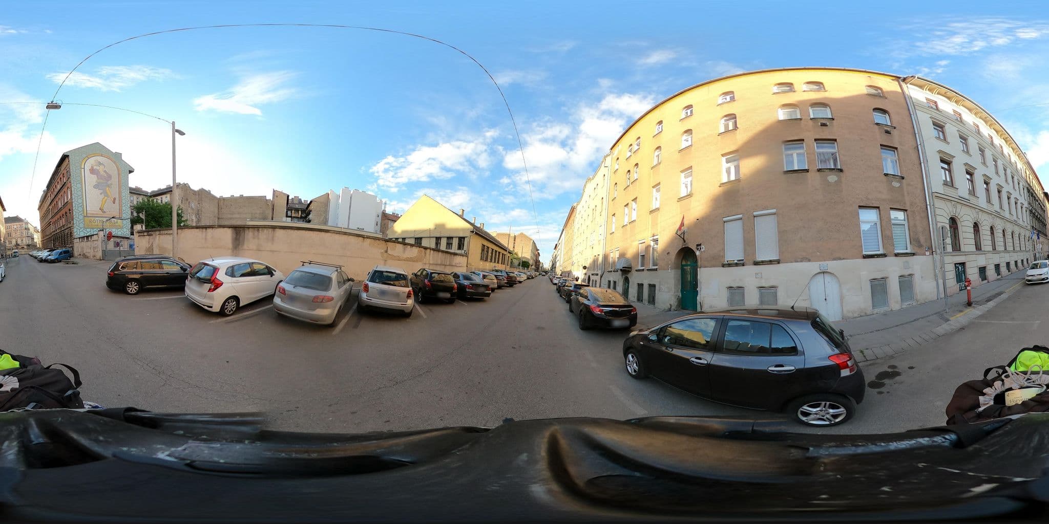 Street view near Lac Hotel, Pest — © grozsa11 (CC BY-SA · Mapillary)