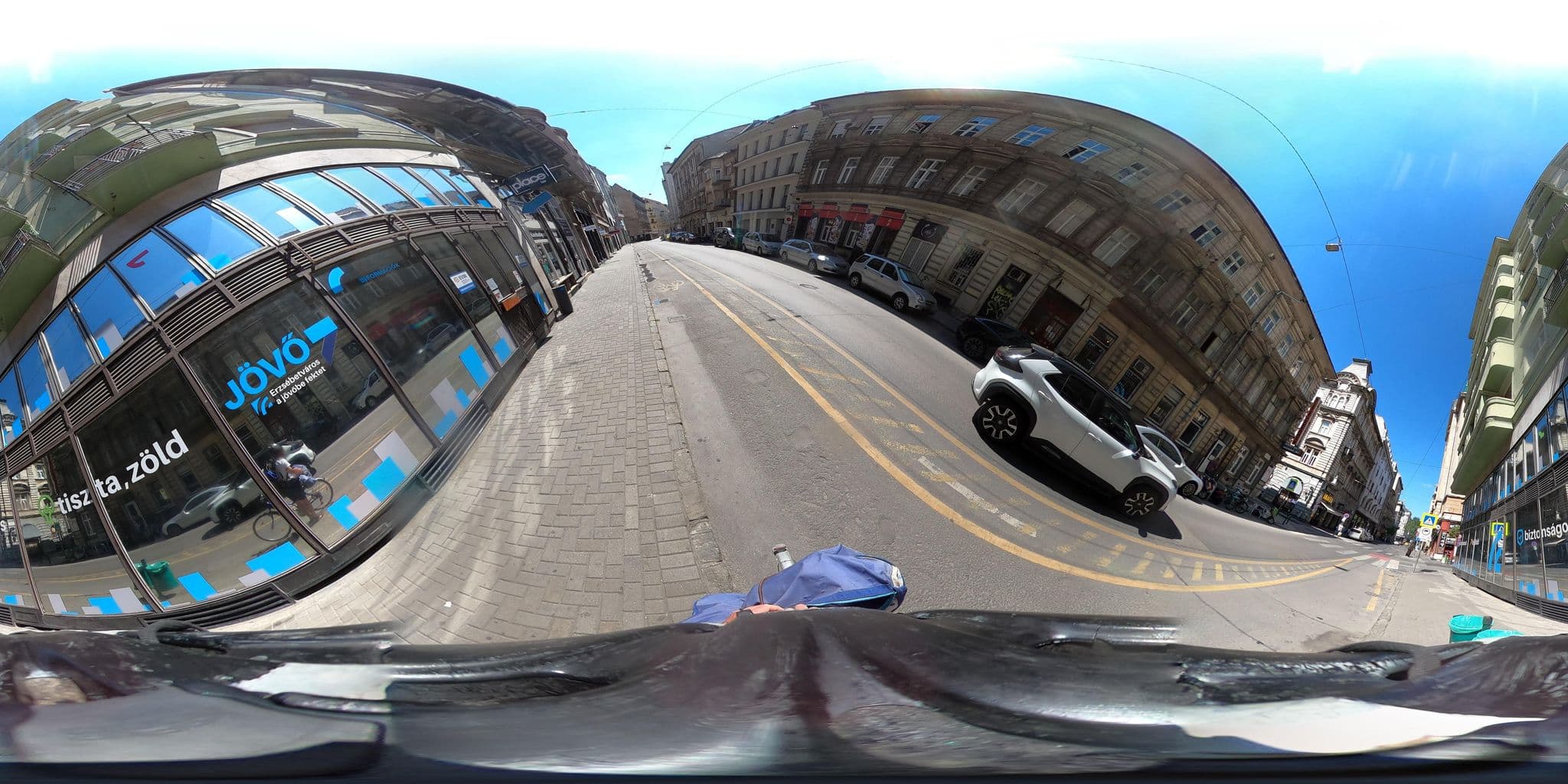 Street view near CapitalCenter Apartments, Csarnoknegyed — © grozsa11 (CC BY-SA · Mapillary)