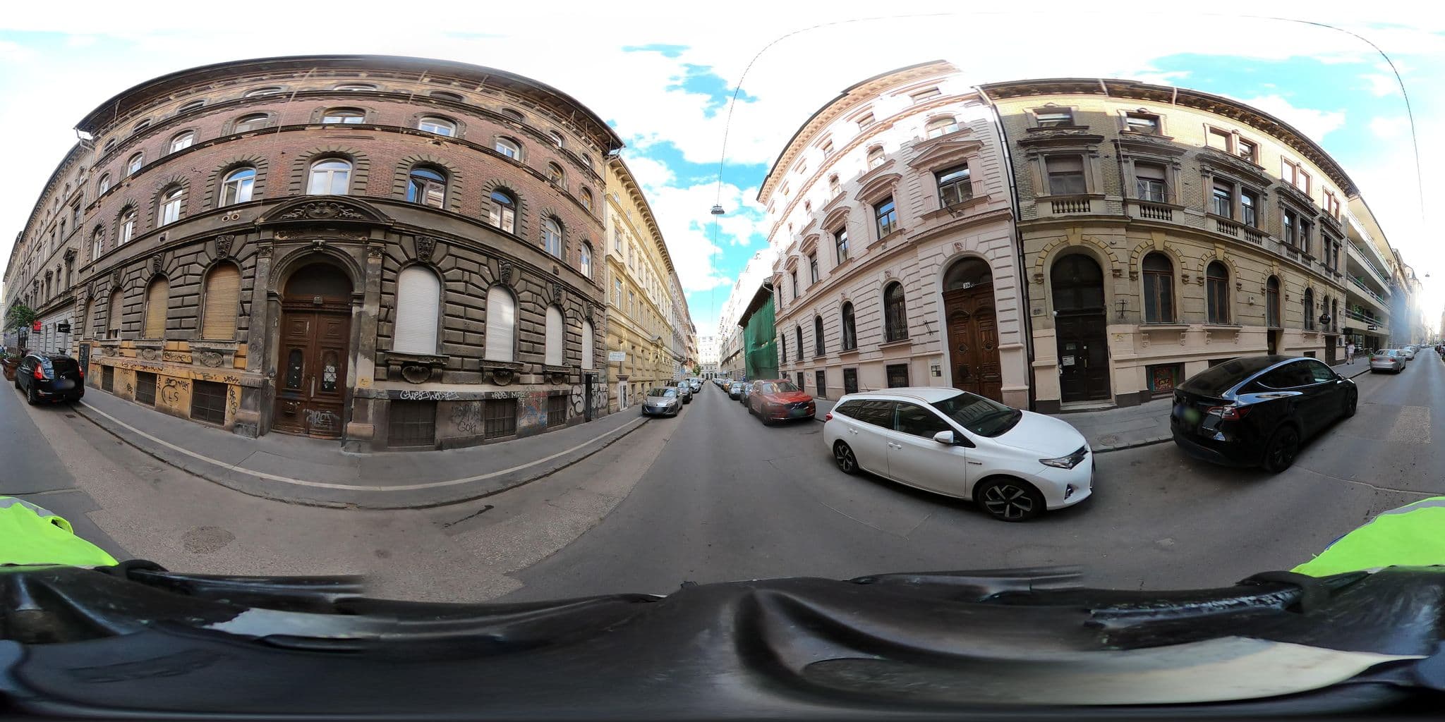 Street view near Sziget City Hostel, Budapest VI. kerület — © grozsa11 (CC BY-SA · Mapillary)