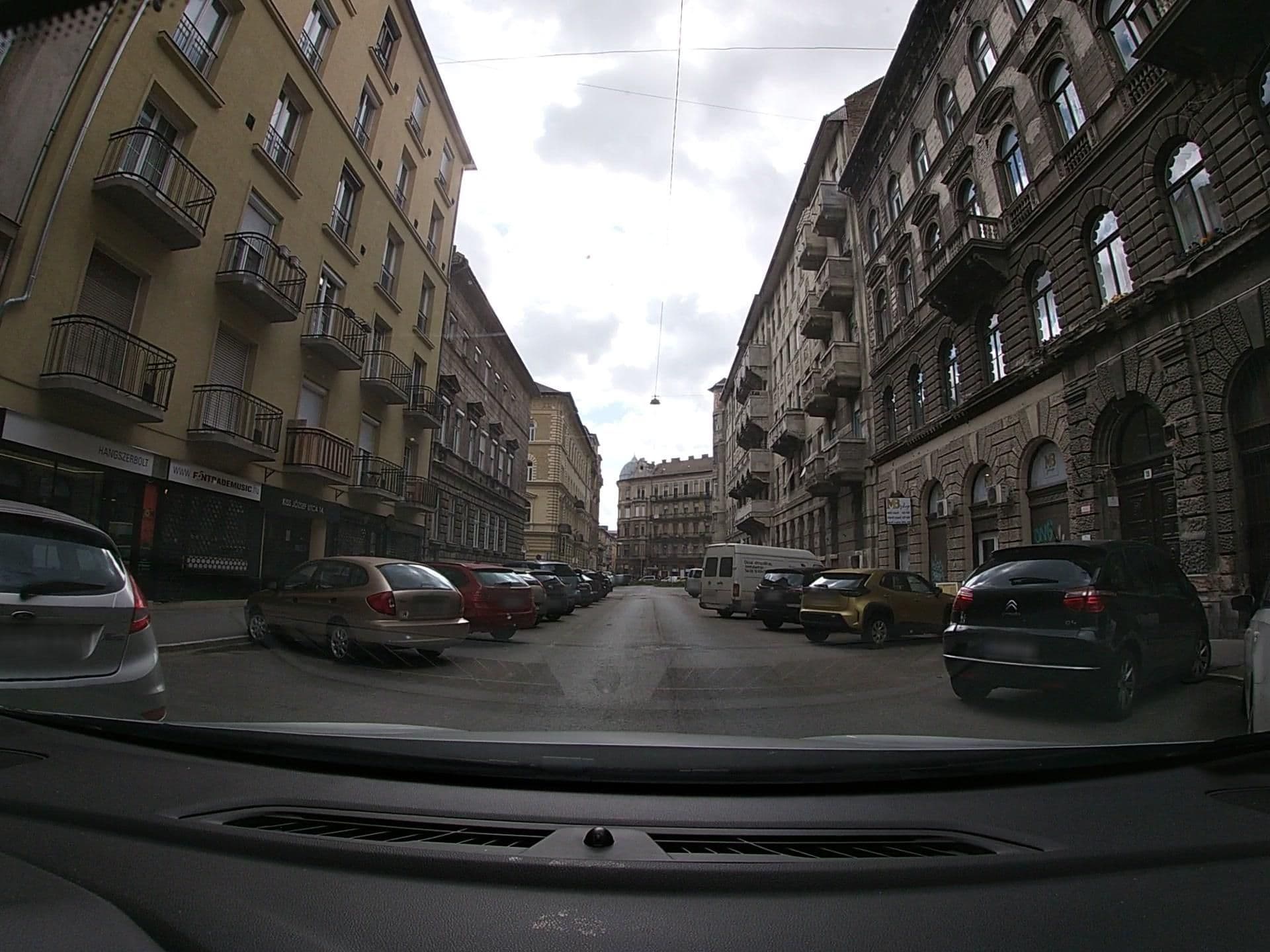 Street view near Airbnb Kiss Joszef utca 12., Csarnoknegyed — © vst (CC BY-SA · Mapillary)