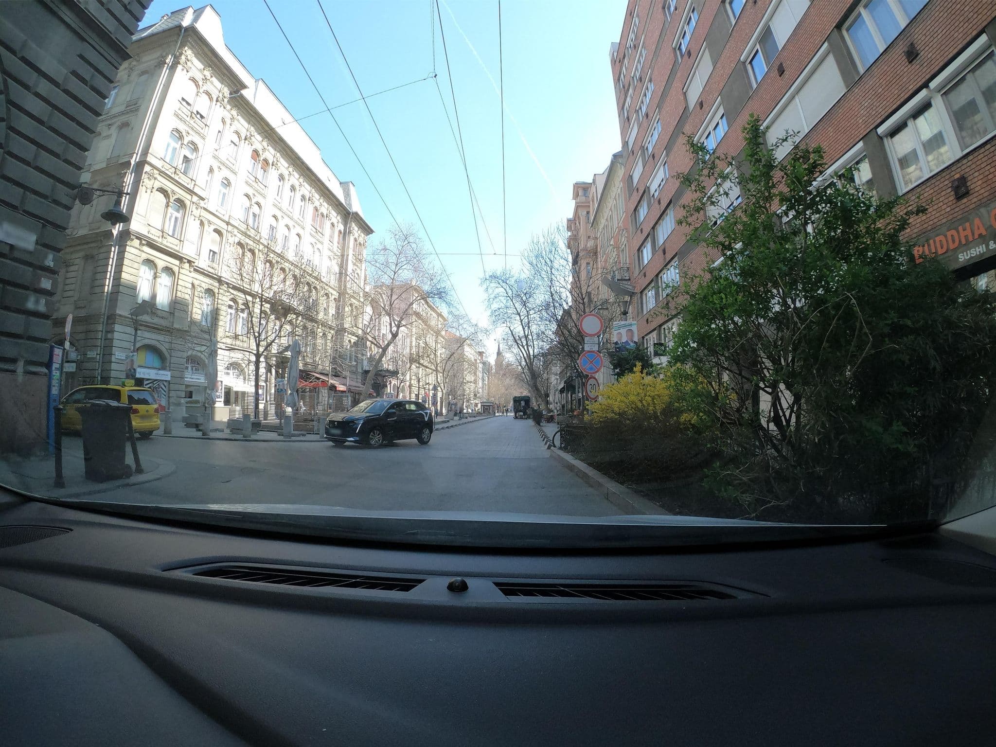 Street view near hungarian broadway, Budapest VI. kerület — © vst (CC BY-SA · Mapillary)