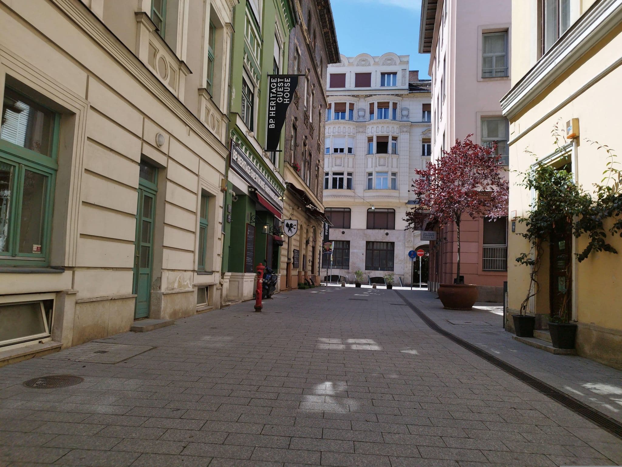 Street view near Mentha Apartments Centrum, Palotanegyed — © grozsa11 (CC BY-SA · Mapillary)
