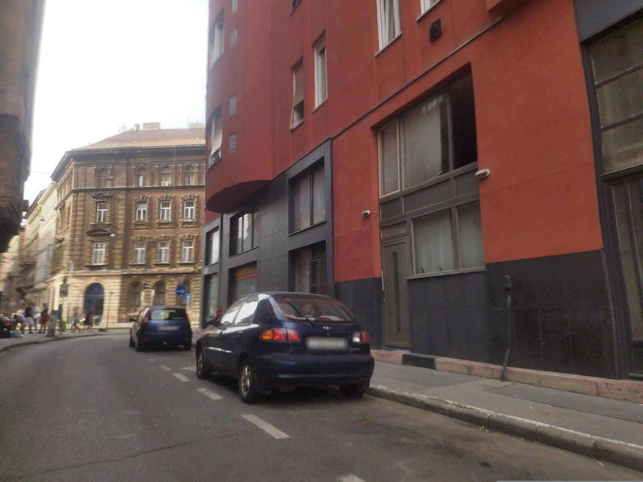 Street view near Grand Backpackers Hostel, Csarnoknegyed — © grozsa11 (CC BY-SA · Mapillary)