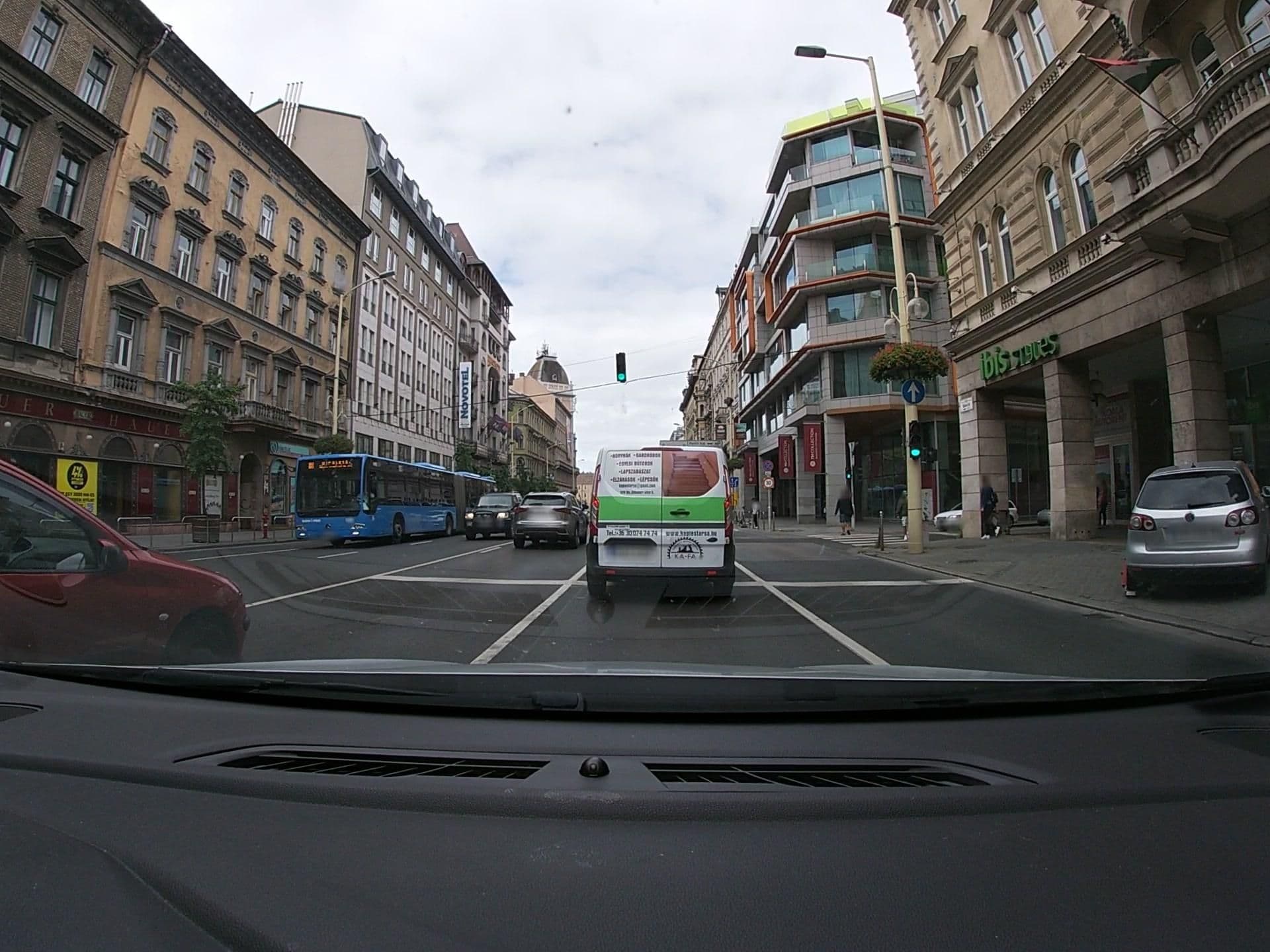 Street view near Hotel Mercure Metropol Budapest, Csarnoknegyed — © vst (CC BY-SA · Mapillary)