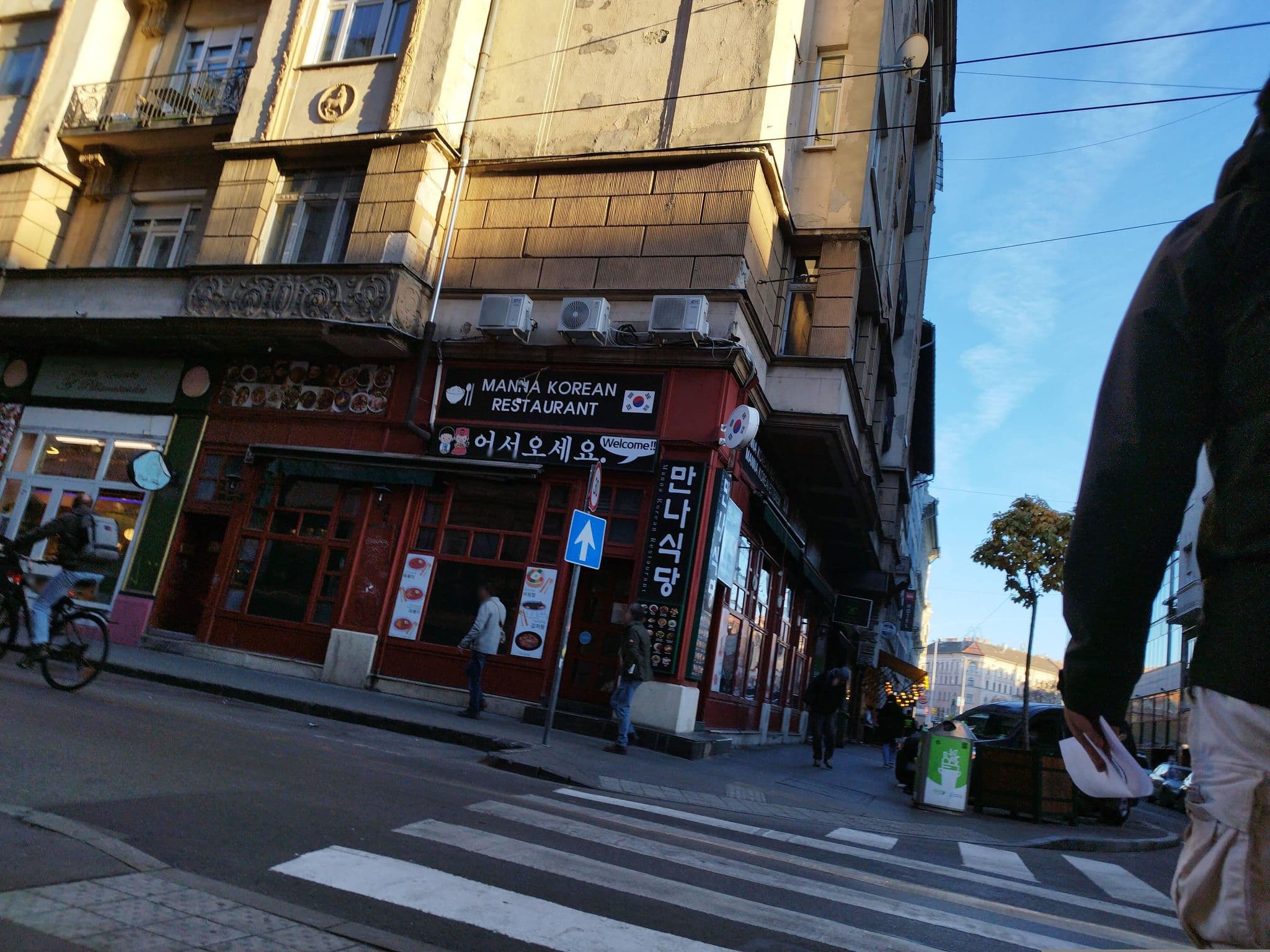 Street view near Budget Apartment by Hi5 - Akácfa 4, Csarnoknegyed — © grozsa11 (CC BY-SA · Mapillary)