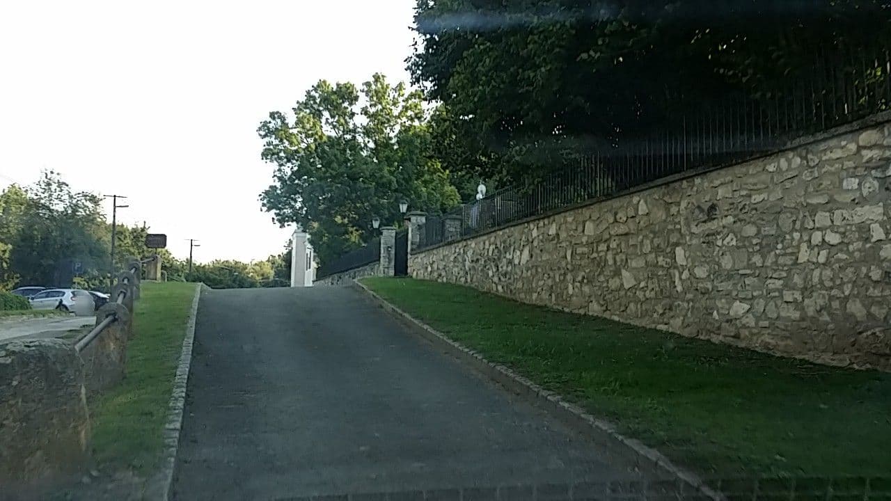 Street view near Hotel Kastély Szirák, Szirák — © utvonalfelmeresek (CC BY-SA · Mapillary)