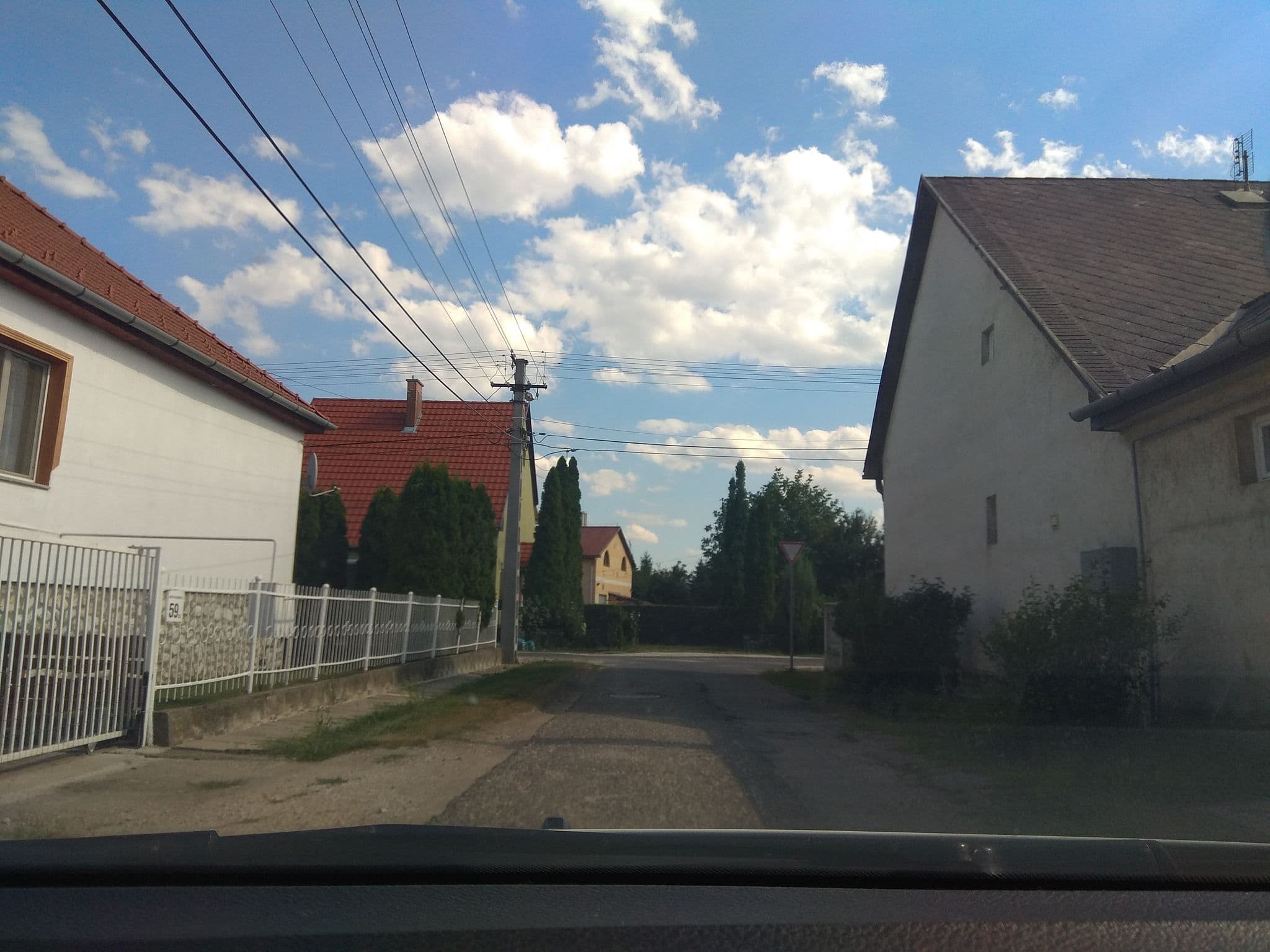 Street view near Sarga Csiko Hotel Miskolc, Görömböly — © dyaz (CC BY-SA · Mapillary)