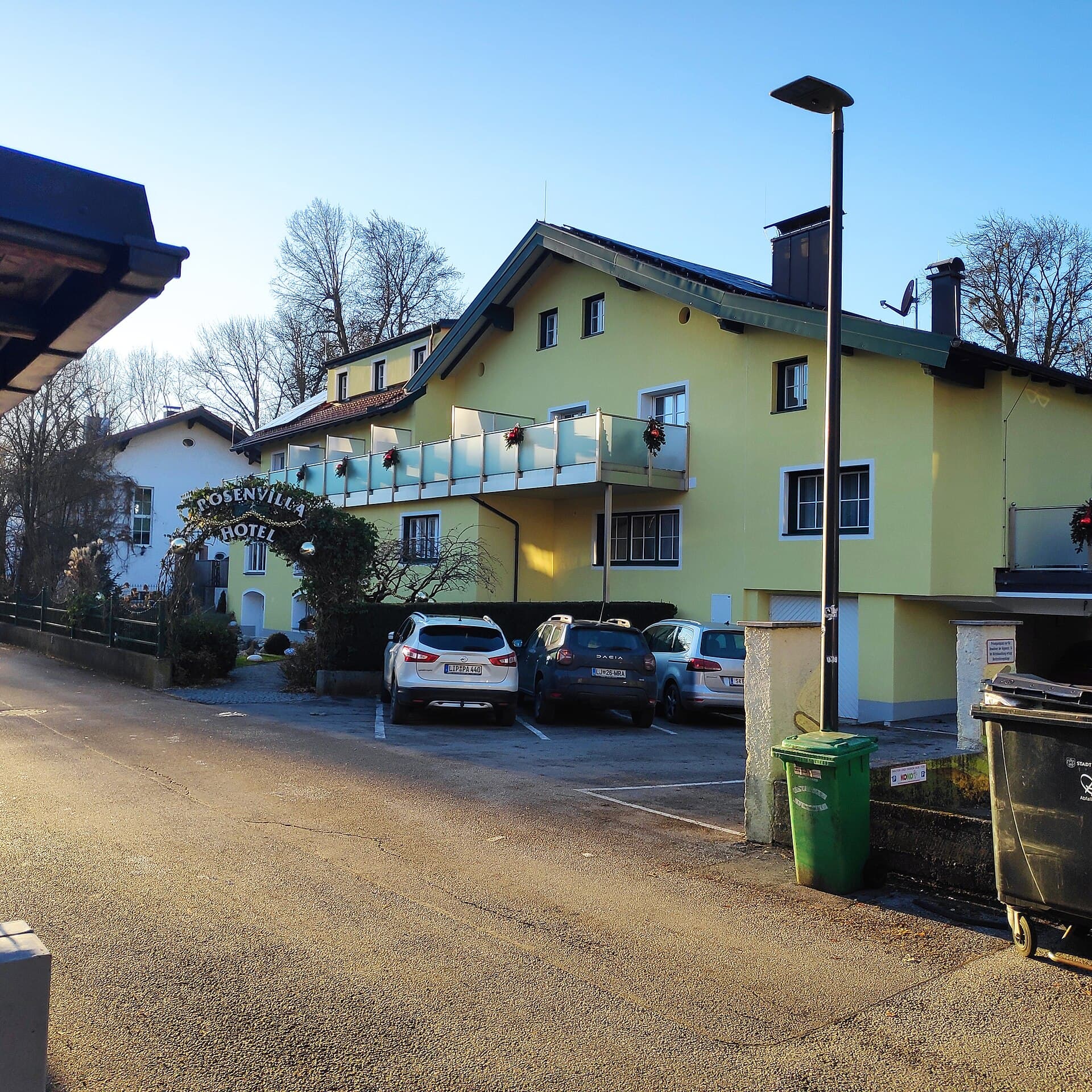 Hotel Rosenvilla (via Wikimedia Commons, CC0)