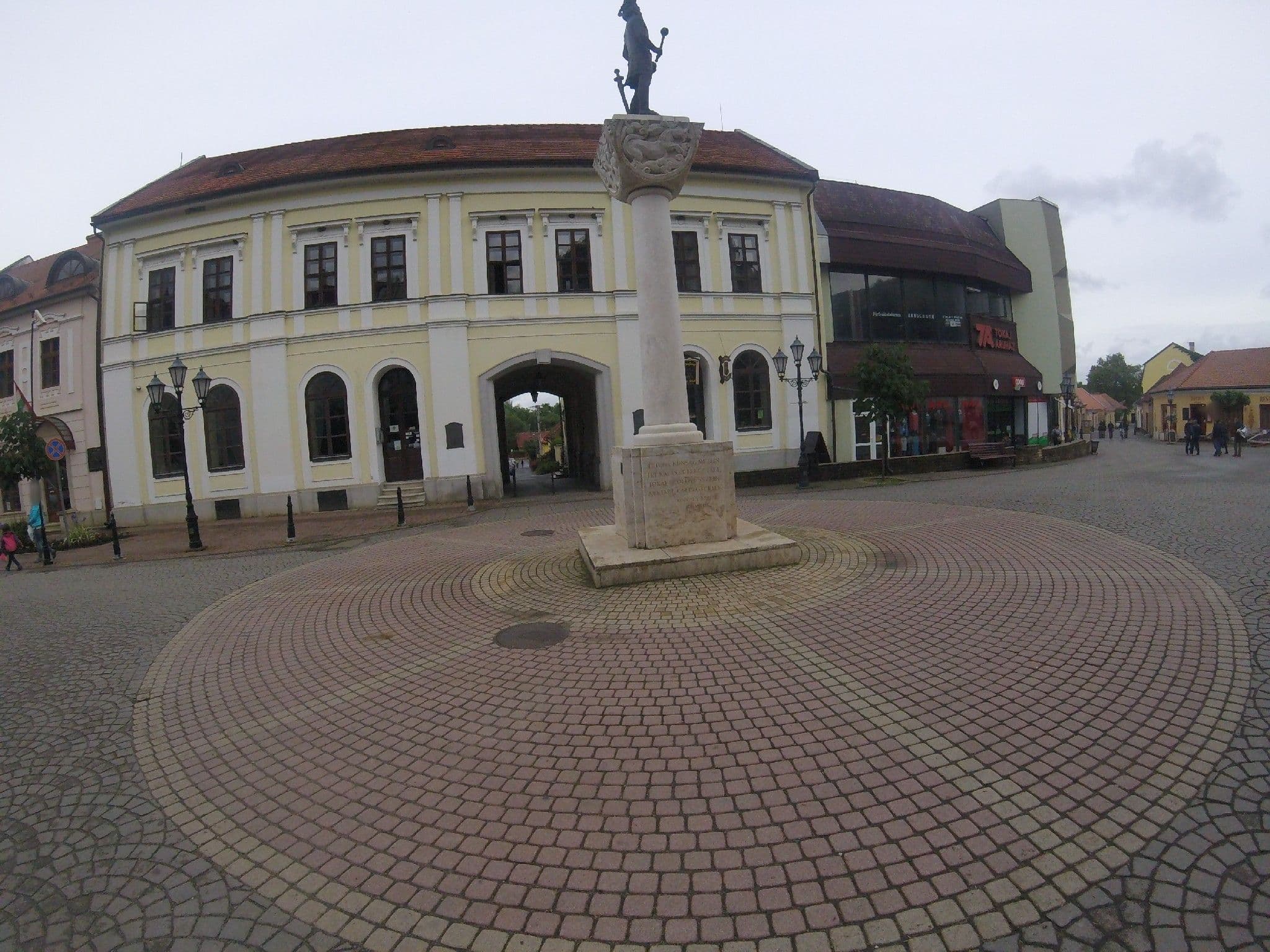Street view near LaBor Kvartély, Tokaj — © utvonalfelmeresek (CC BY-SA · Mapillary)