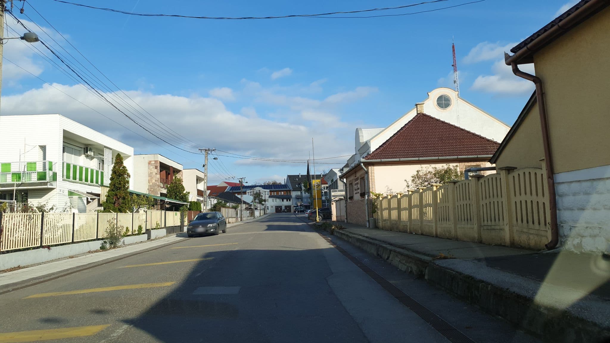 Street view near Édenkert Apartmanház Kisvárda, Kisvárda — © rootshell (CC BY-SA · Mapillary)