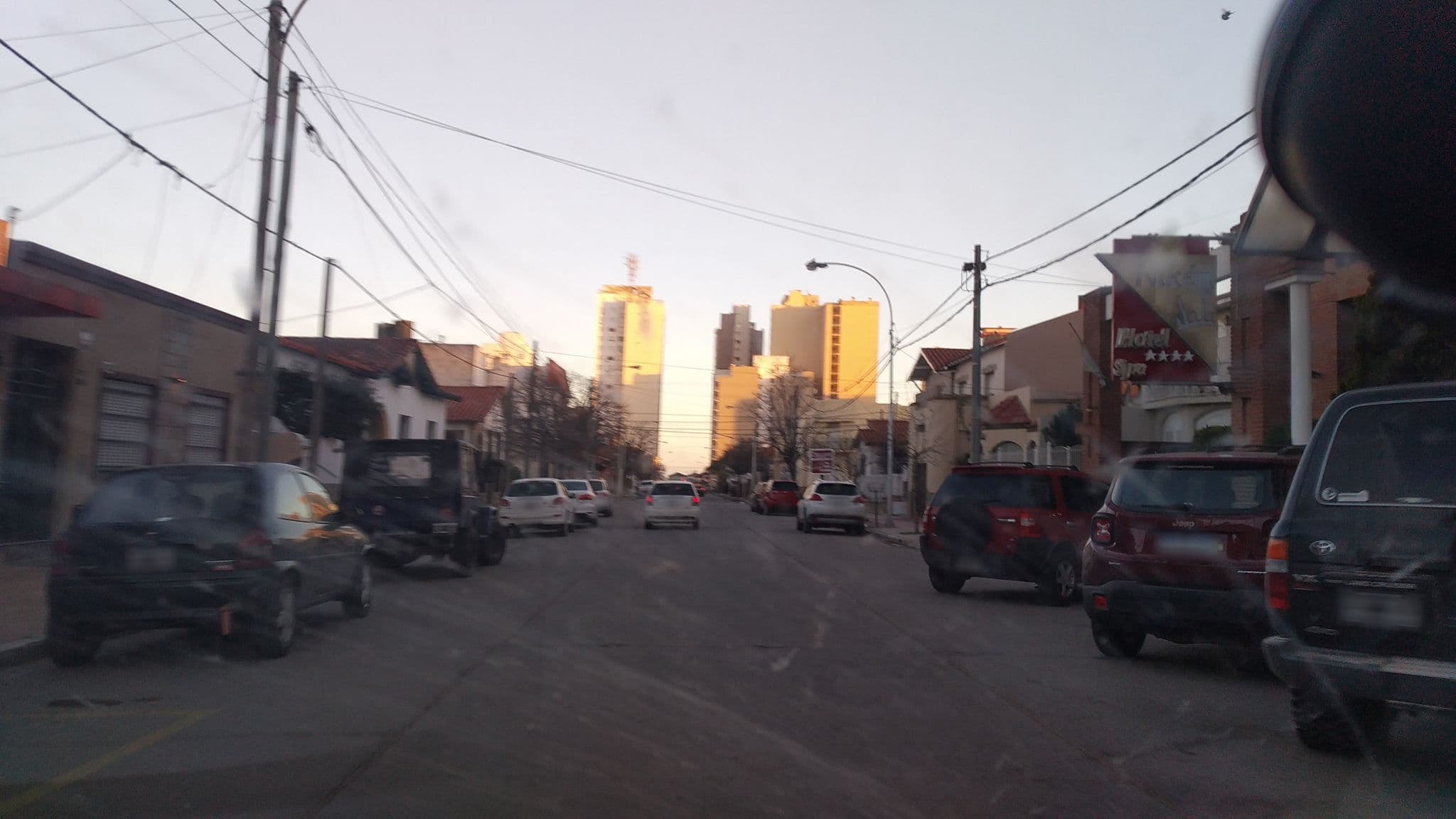 Street view near Niken Hotel Necochea, Necochea — © nicfer (CC BY-SA · Mapillary)
