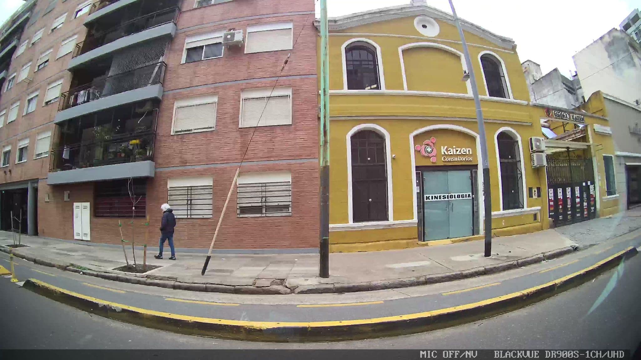 Street view near Hotel Bariloche, Boedo — © kaart_1 (CC BY-SA · Mapillary)
