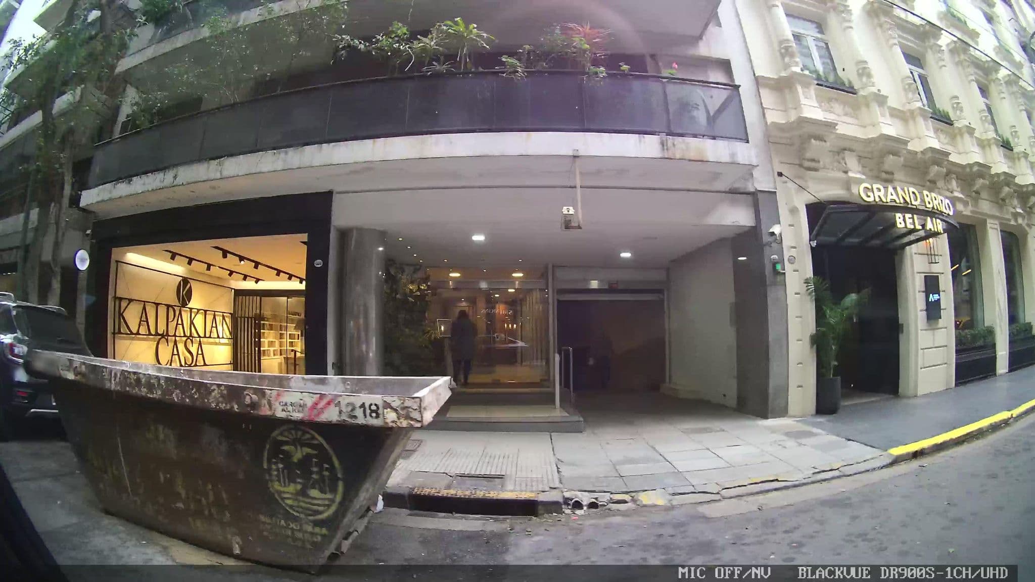 Street view near Hotel Bel Air, Retiro — © kaart_3 (CC BY-SA · Mapillary)