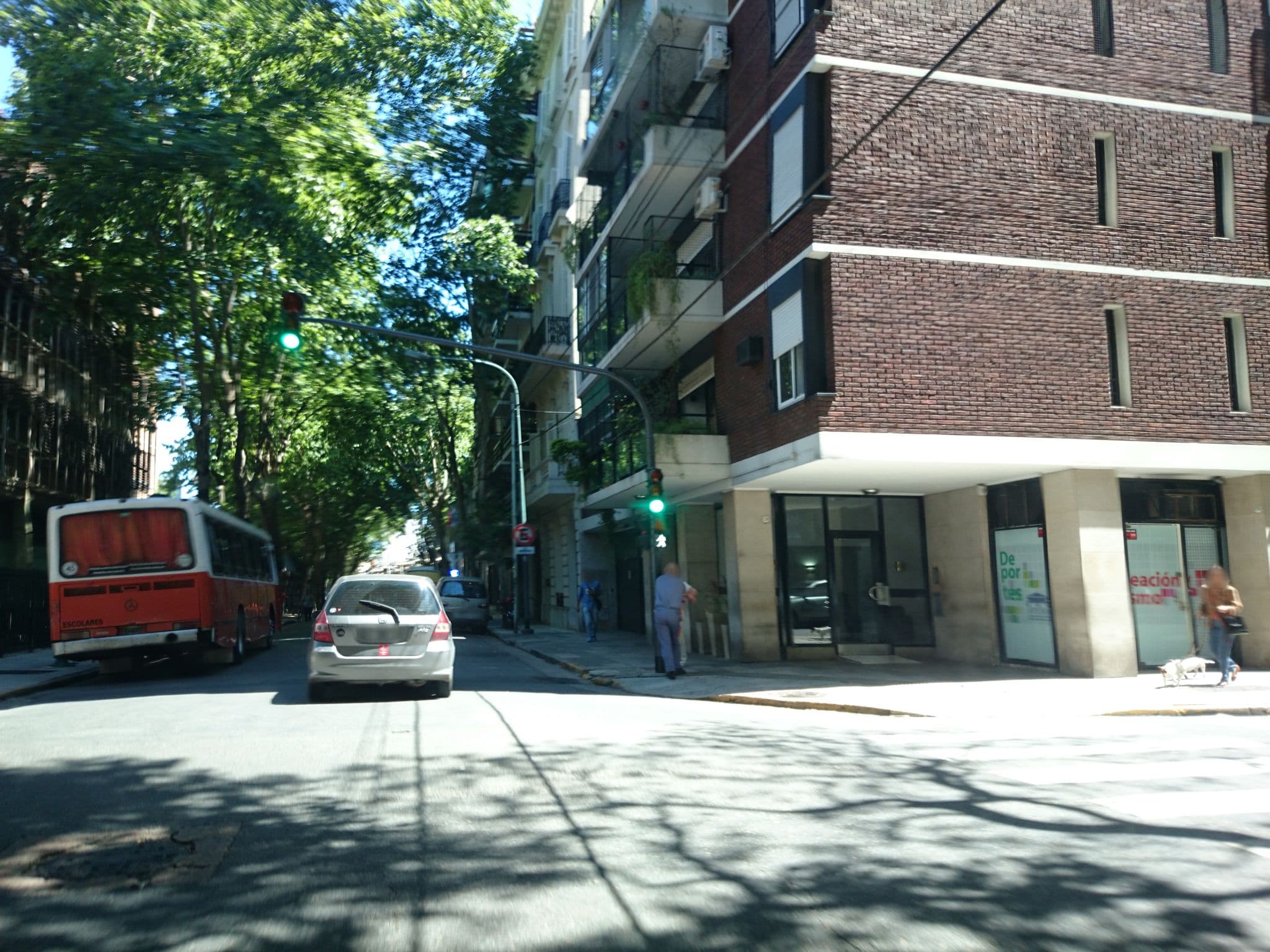 Street view near loi suites, Retiro — © peterneubauer (CC BY-SA · Mapillary)