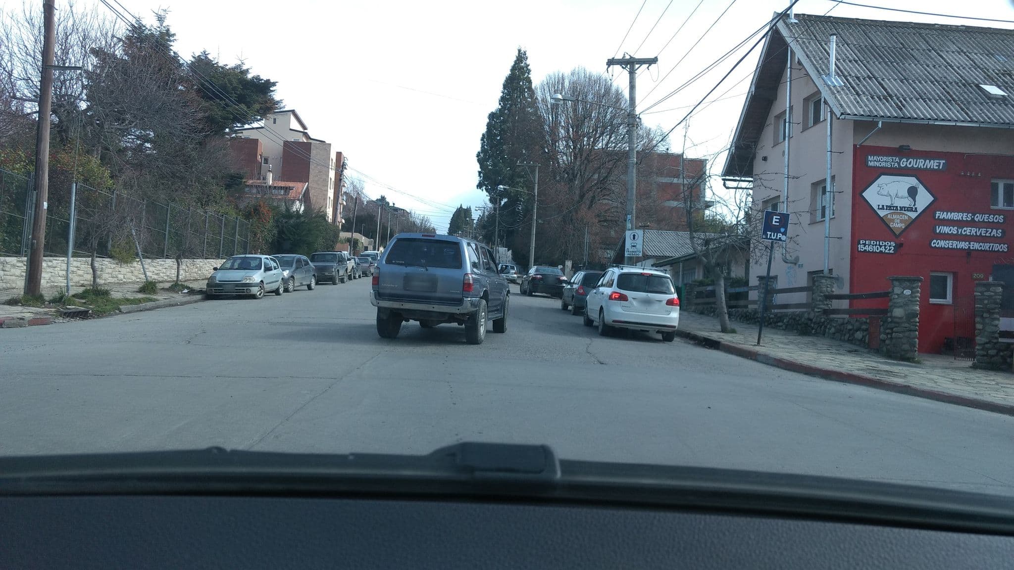 Street view near El Gaucho Hostel, San Carlos de Bariloche — © martinvilu (CC BY-SA · Mapillary)