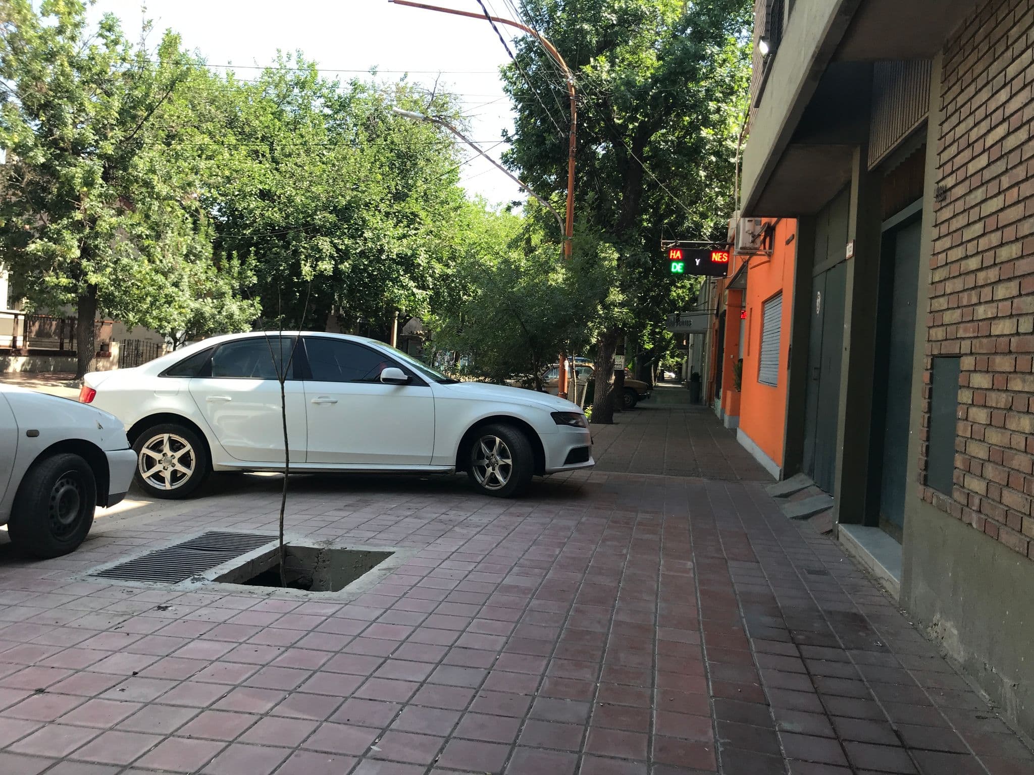 Street view near Hotel HG, Mendoza — © miguel_andrade (CC BY-SA · Mapillary)