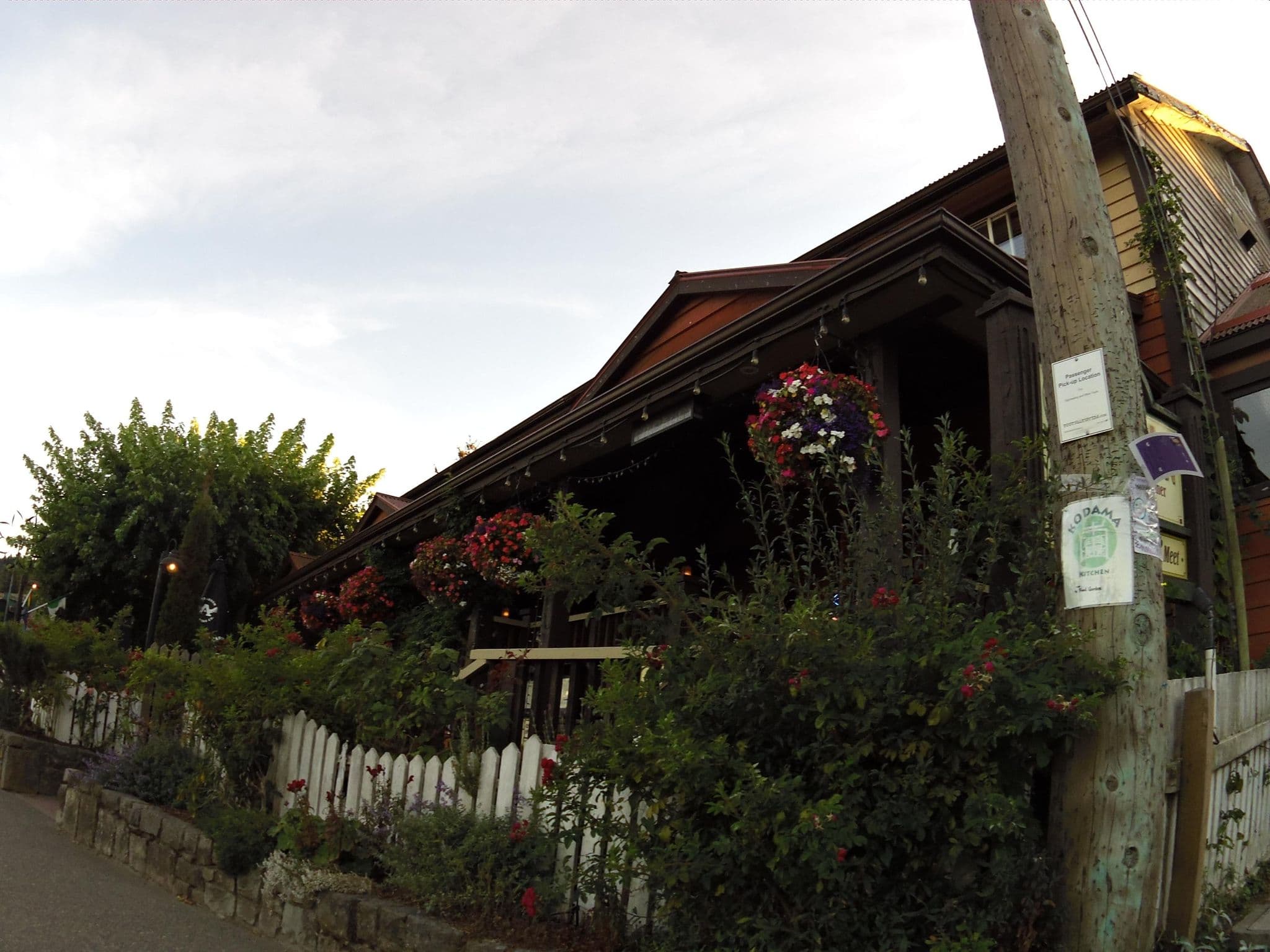 Street view near Salt Spring Inn, Ganges — © andrewsnow (CC BY-SA · Mapillary)
