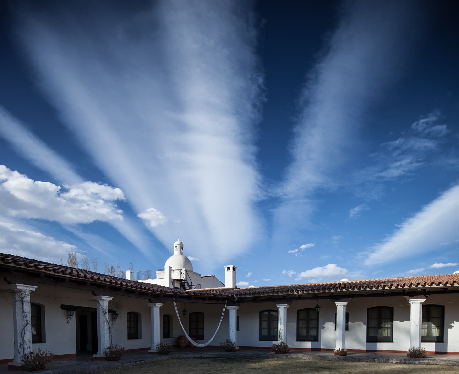 Patios de Cafayate Wine Hotel (via Wikimedia Commons, CC BY-SA 2.0)