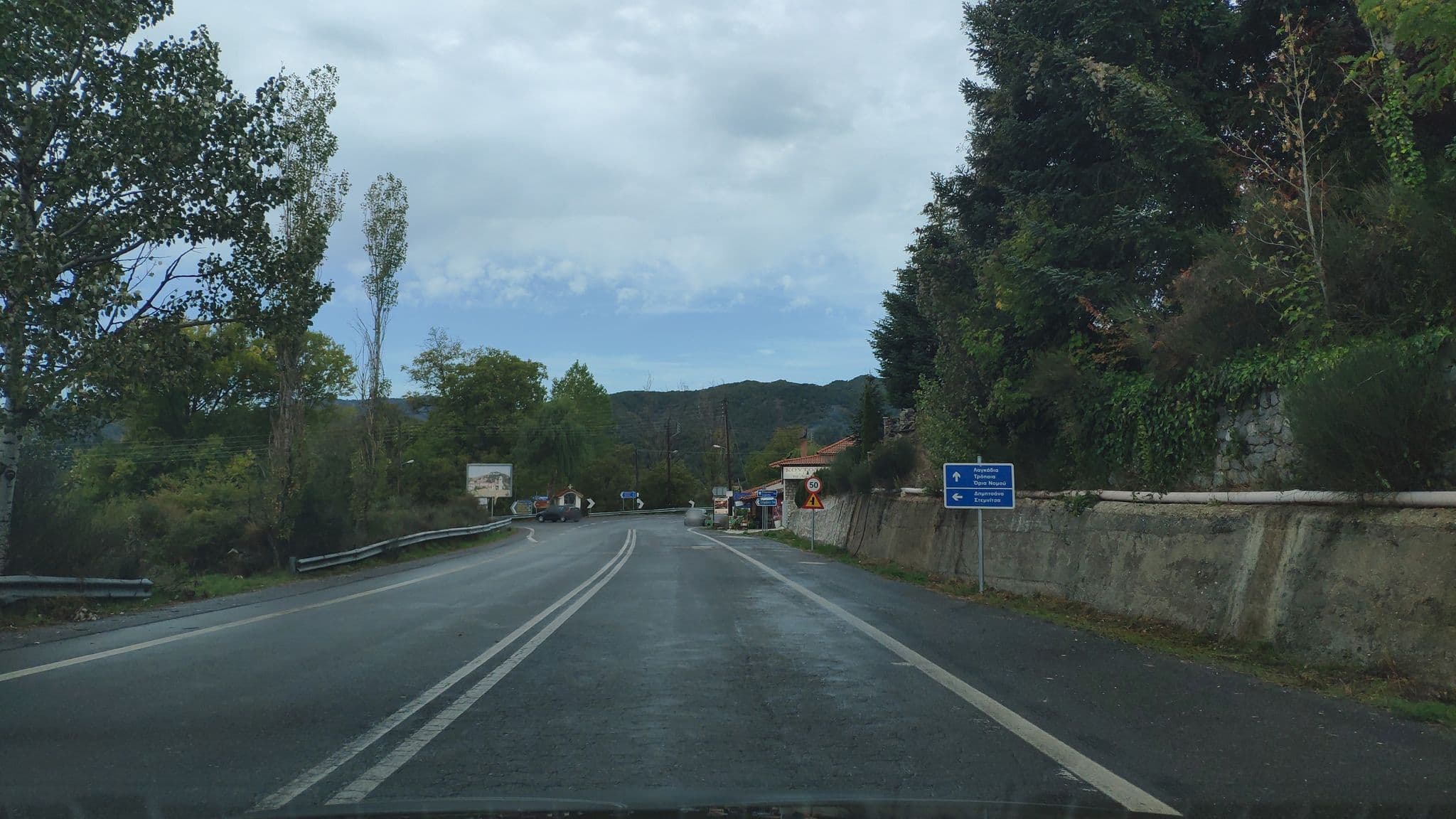 Street view near Ξενώνας Παντός Καιρού, Trópaia — © pppetros (CC BY-SA · Mapillary)