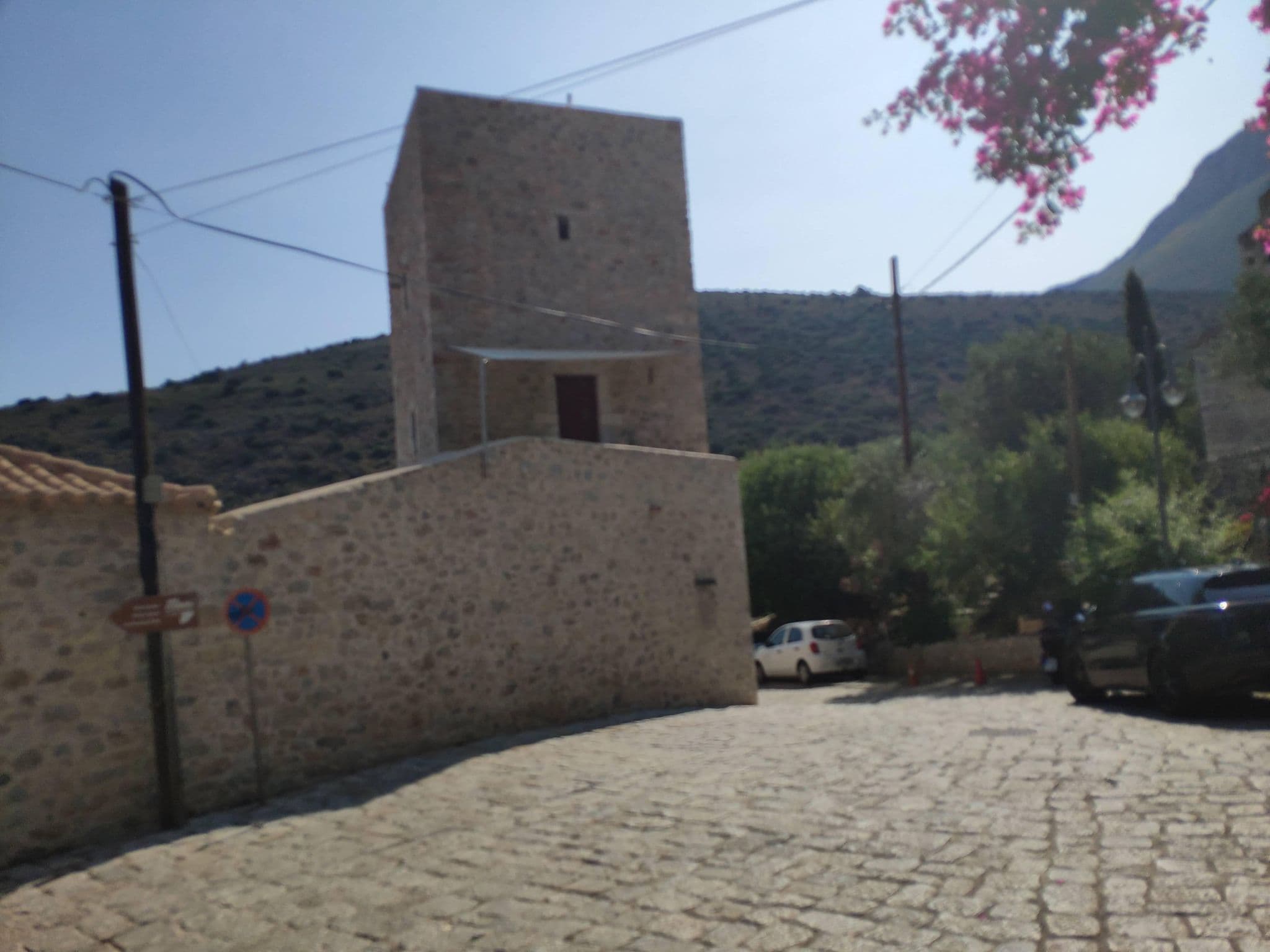 Street view near Μαυρομιχάλαι (Mavromichalai), Oítilon — © pppetros (CC BY-SA · Mapillary)