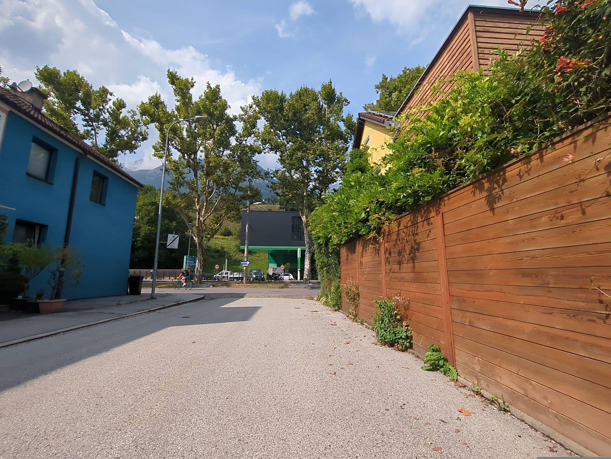 Street view near Blue Mountain Hostel, Hötting — © innsbruck-barrierefrei (CC BY-SA · Mapillary)