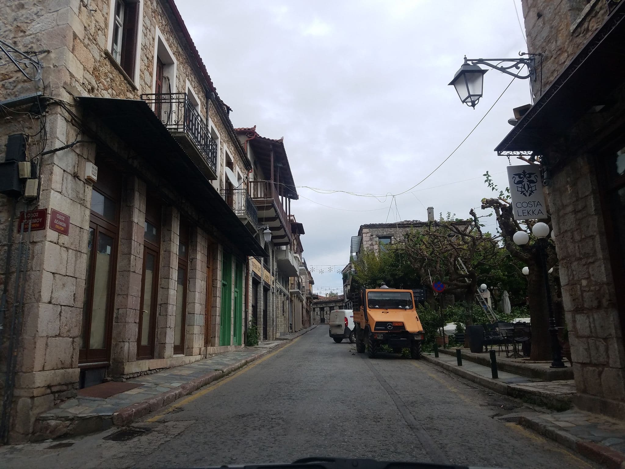 Street view near Sofita Kyras Giwtas-Araxwva, Aráchova — © muthu (CC BY-SA · Mapillary)