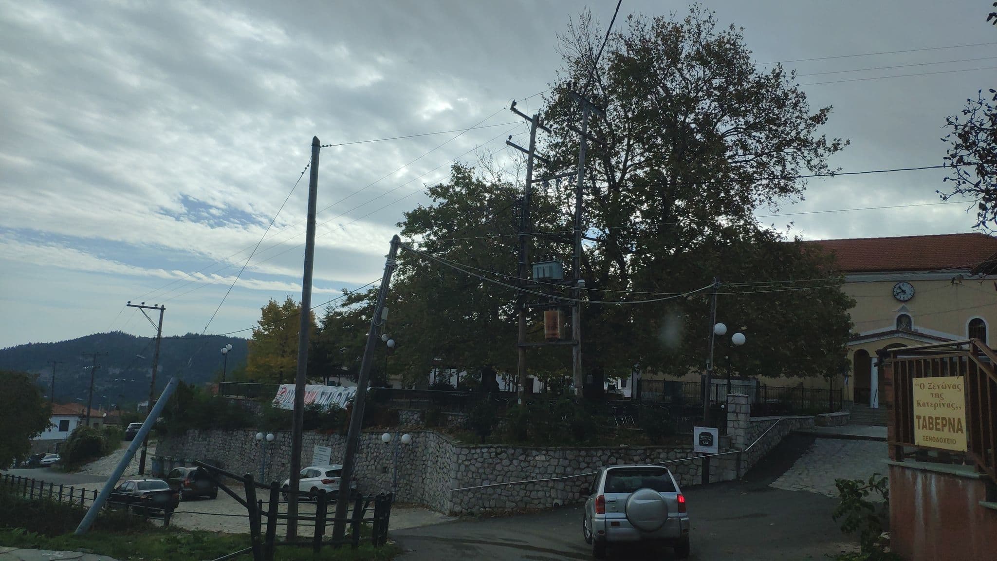Street view near ο ξενώνας της κατερίνας, Graviá — © pppetros (CC BY-SA · Mapillary)