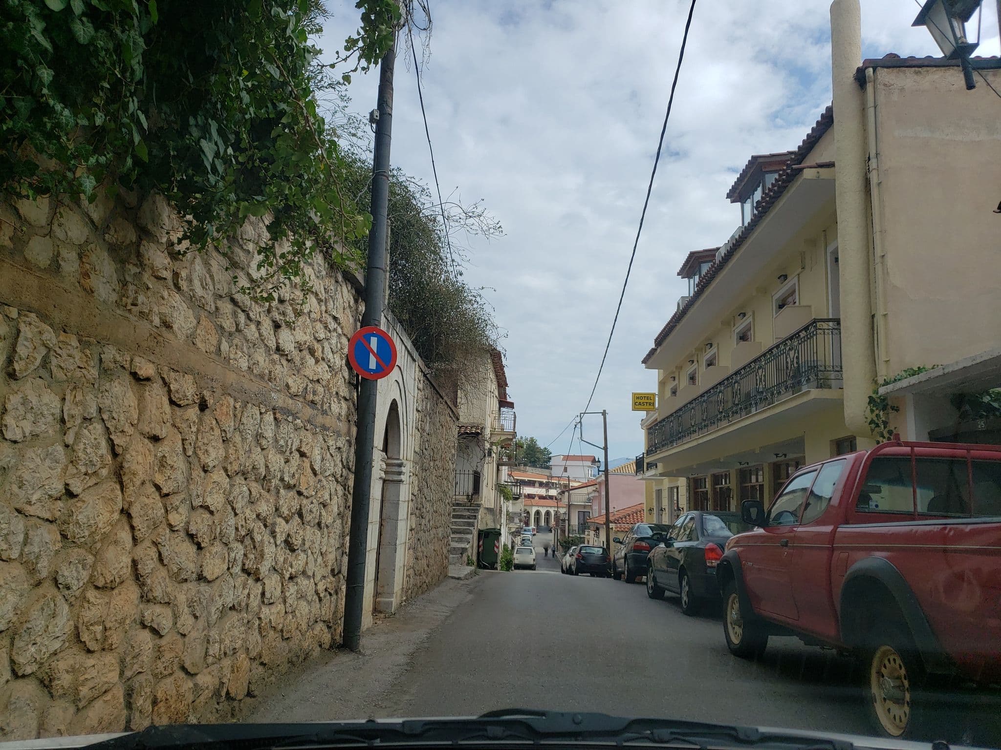 Street view near Ξενοδοχειο Καστρι, Delphi — © muthu (CC BY-SA · Mapillary)