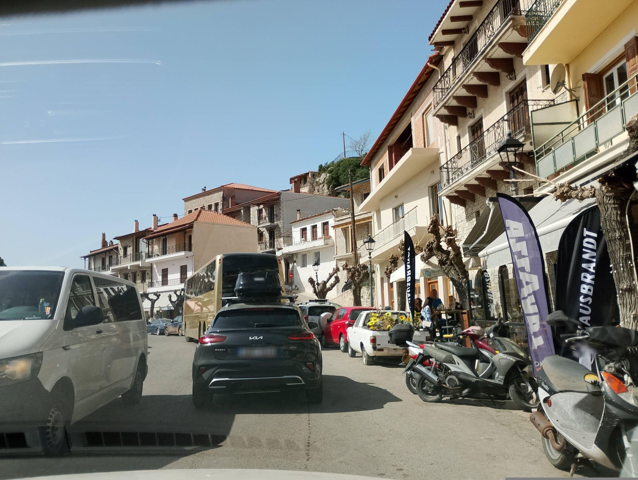 Street view near Ξενωνας Αμπολις, Aráchova — © George_210 (CC BY-SA · Mapillary)