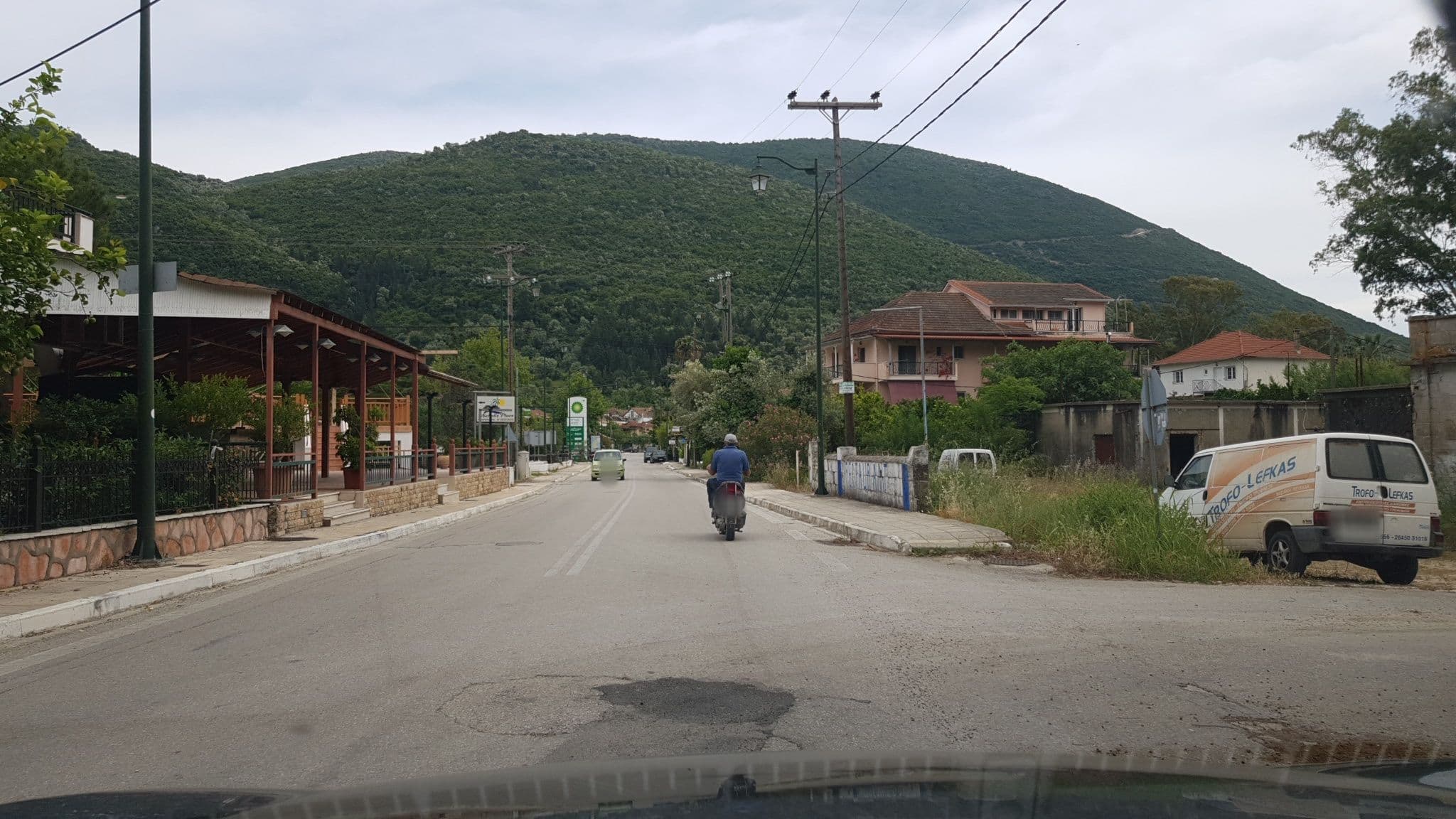 Street view near George Studios, Nidhríon — © roadroid (CC BY-SA · Mapillary)