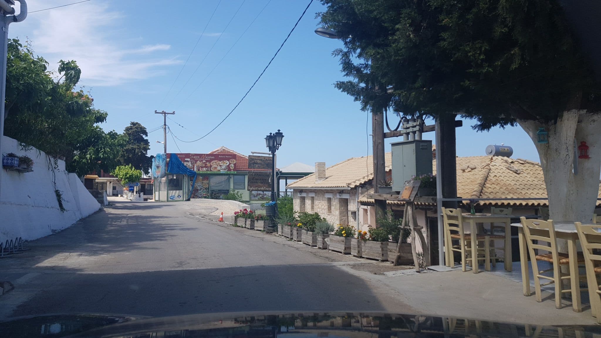 Street view near Noemie Studios, Nidhríon — © roadroid (CC BY-SA · Mapillary)