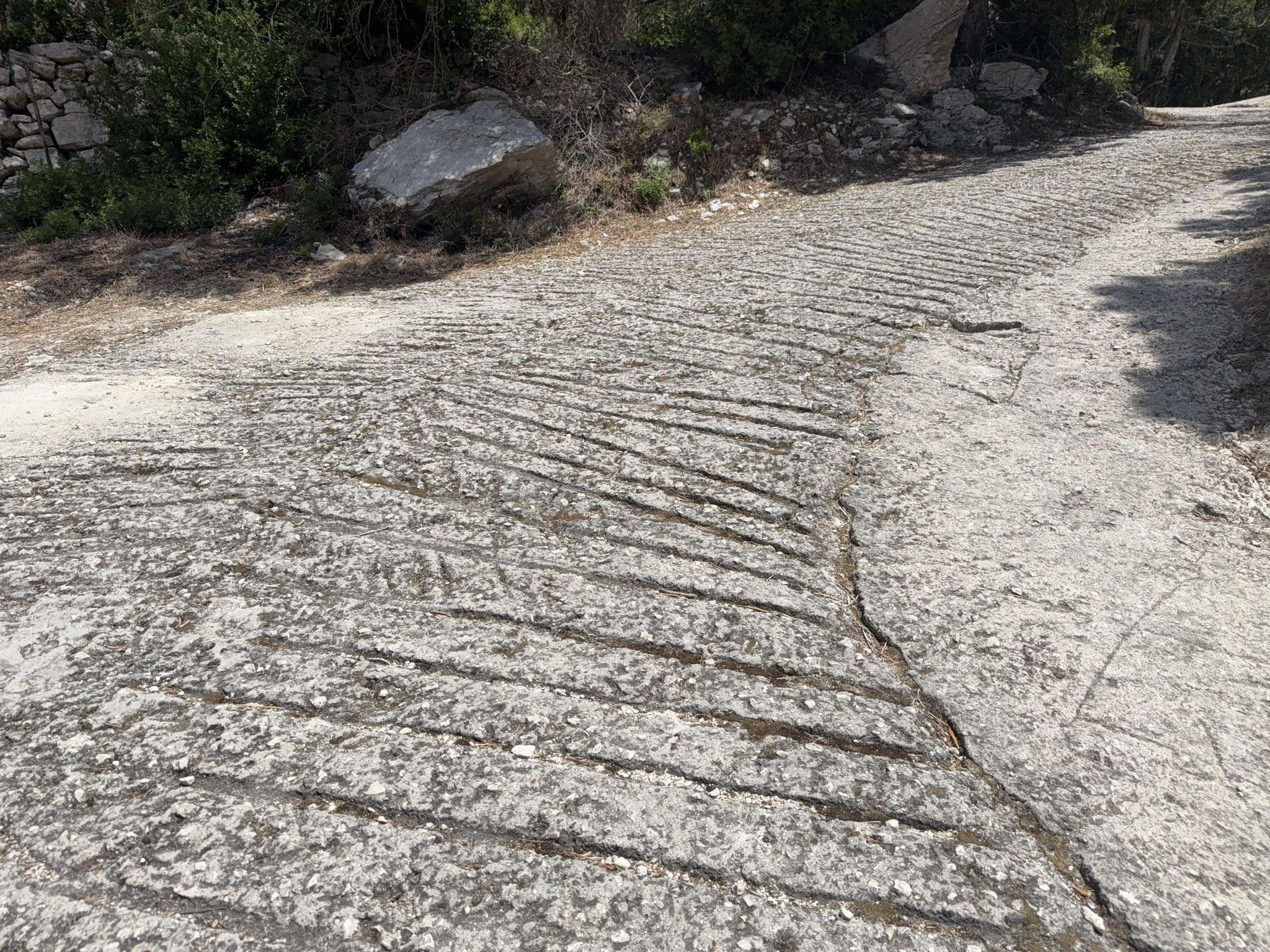 Street view near Torri E Merli Boutique Hotel - Ζενεμπισησ Σ Αναστασιοσ, Pérdika — © TobyDS (CC BY-SA · Mapillary)