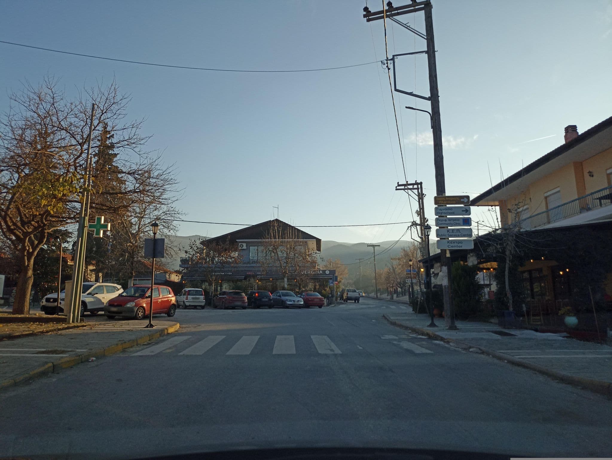 Street view near Ξενοδοχείο Αιγων, Vergína — © geraki (CC BY-SA · Mapillary)