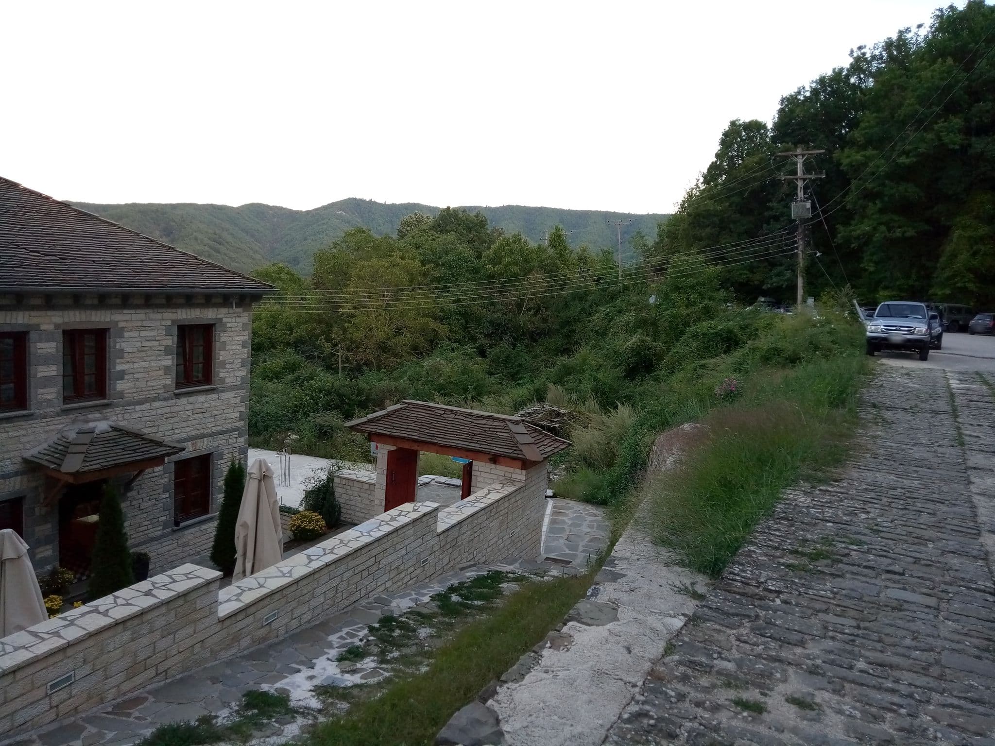 Street view near Κάτω Μαχαλάς, Zagorochória — © agniroga (CC BY-SA · Mapillary)