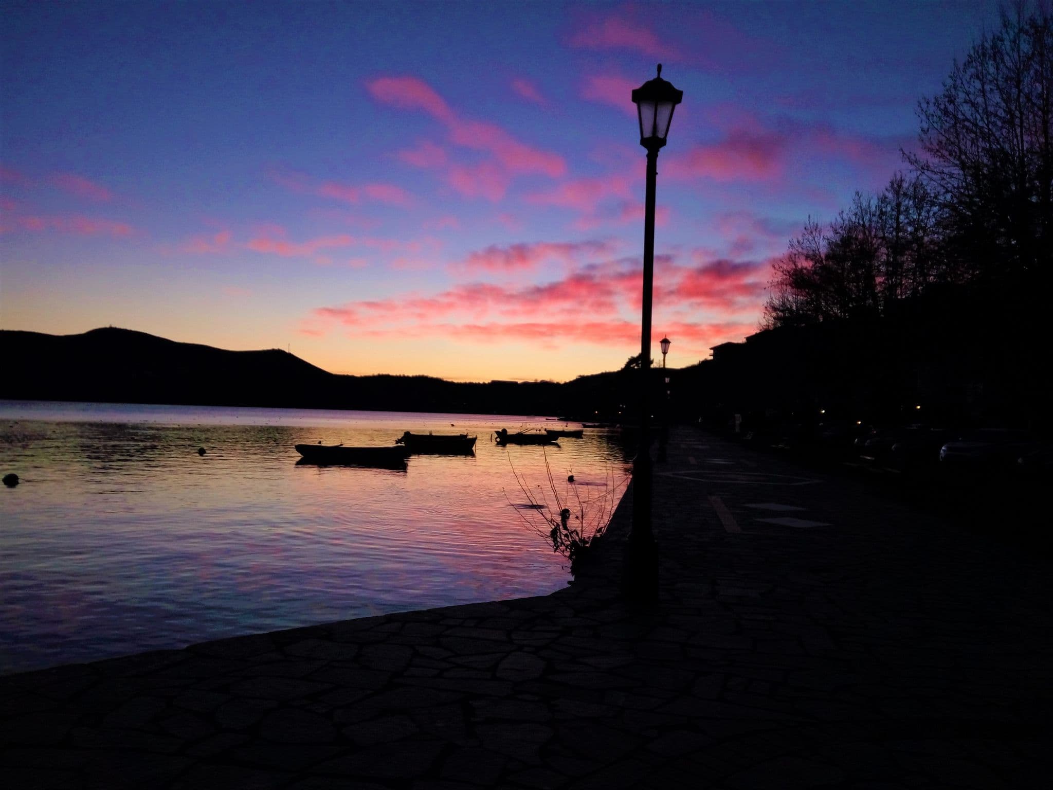 Street view near Guesthouse Konstantinos Bakaris, Kastoria — © johnnie_t (CC BY-SA · Mapillary)