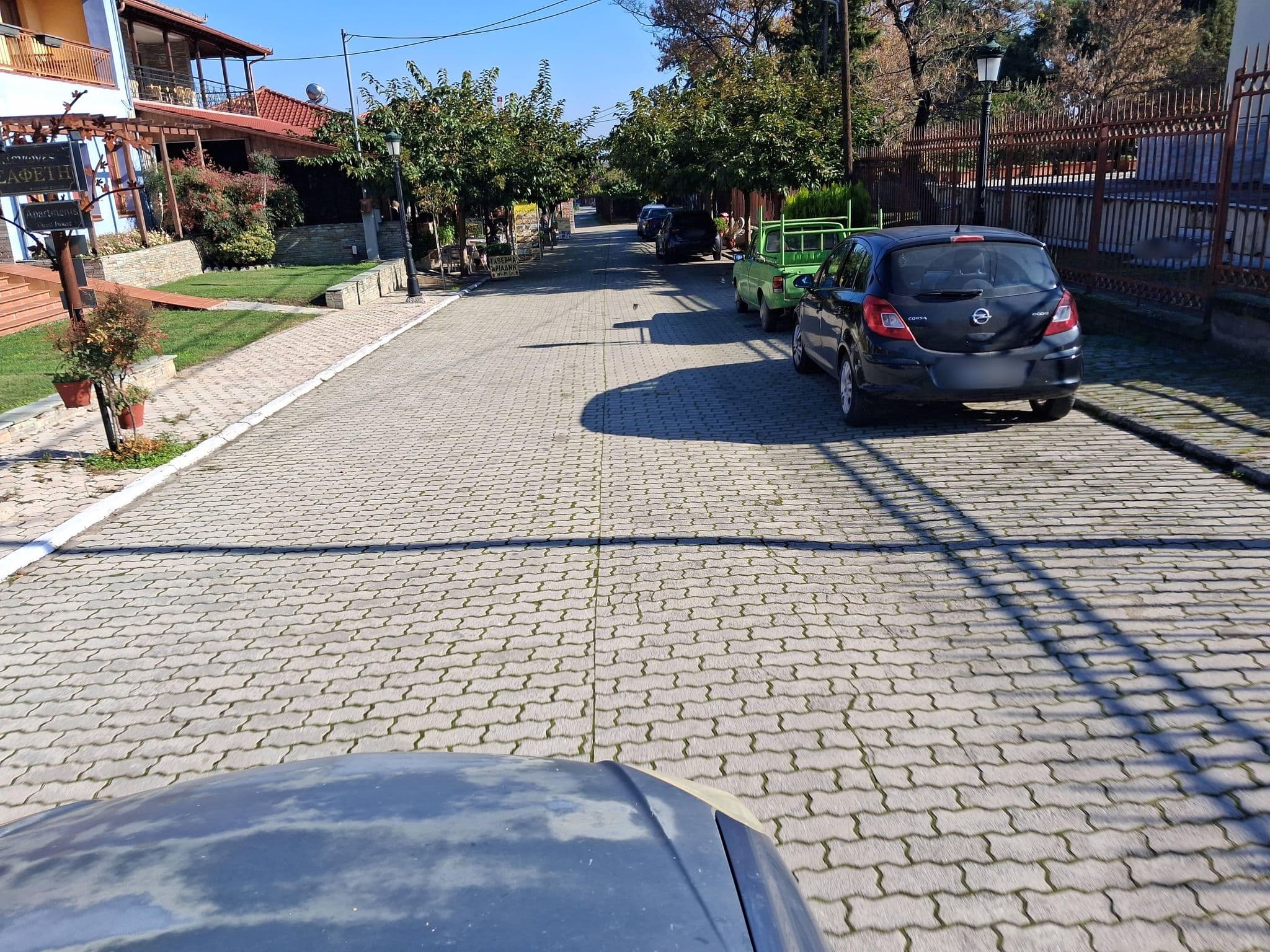 Street view near Safetis Apartments, Díon — © karitsa_street_view2 (CC BY-SA · Mapillary)
