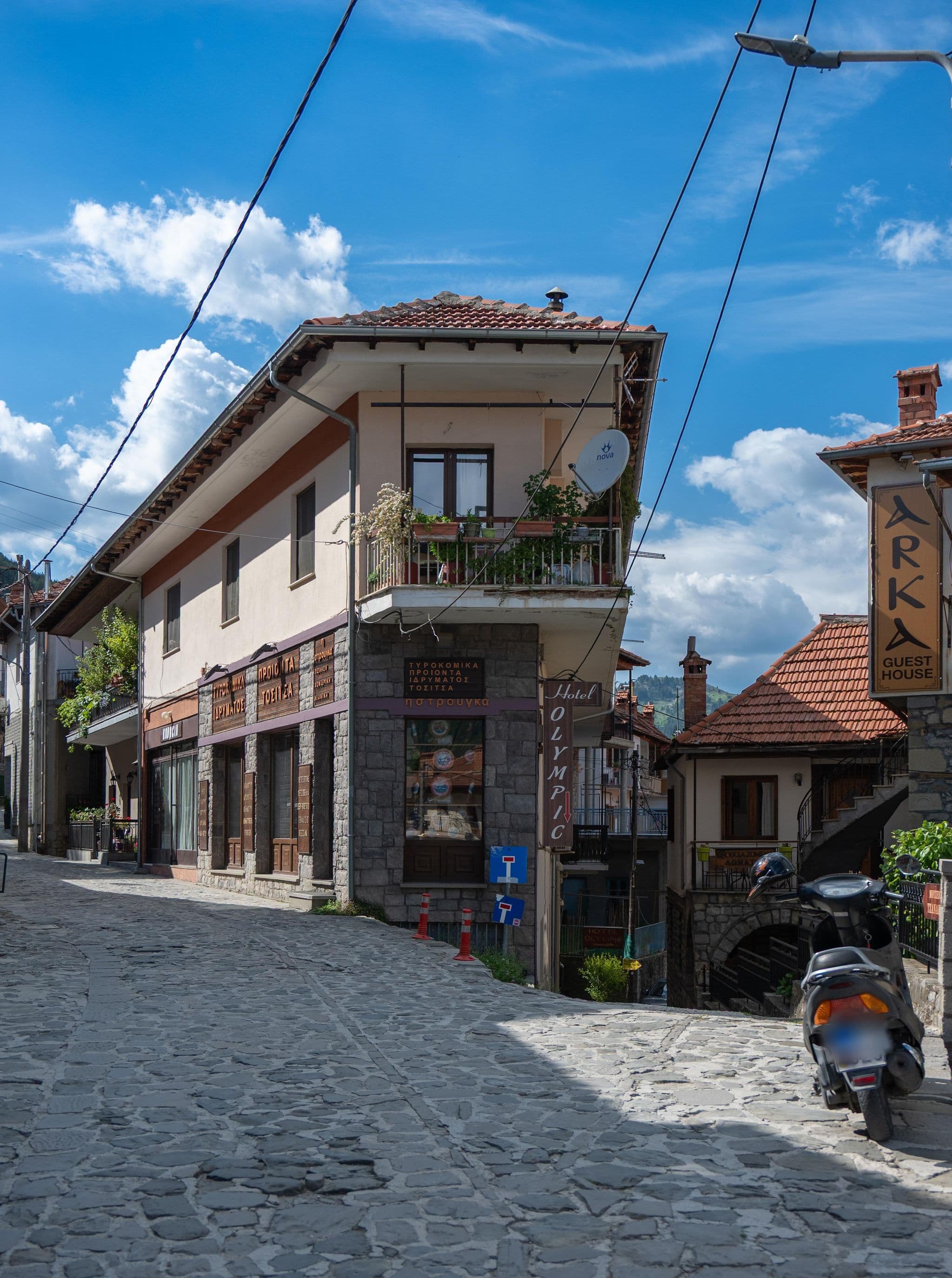 Street view near Arkas hotel, Metsovo — © algirdasc (CC BY-SA · Mapillary)