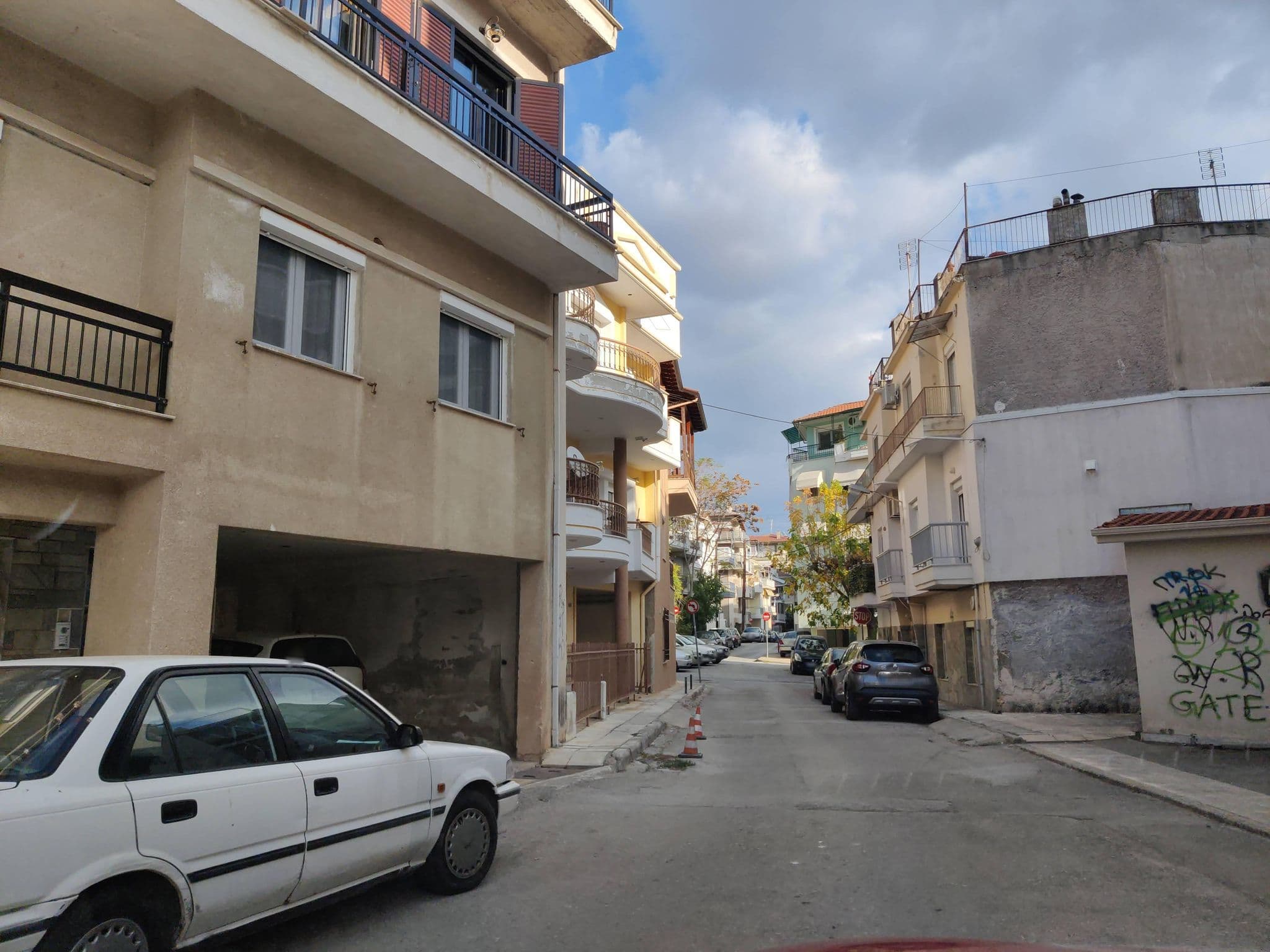Street view near Gousias Guesthouse, Kozáni — © nglf (CC BY-SA · Mapillary)